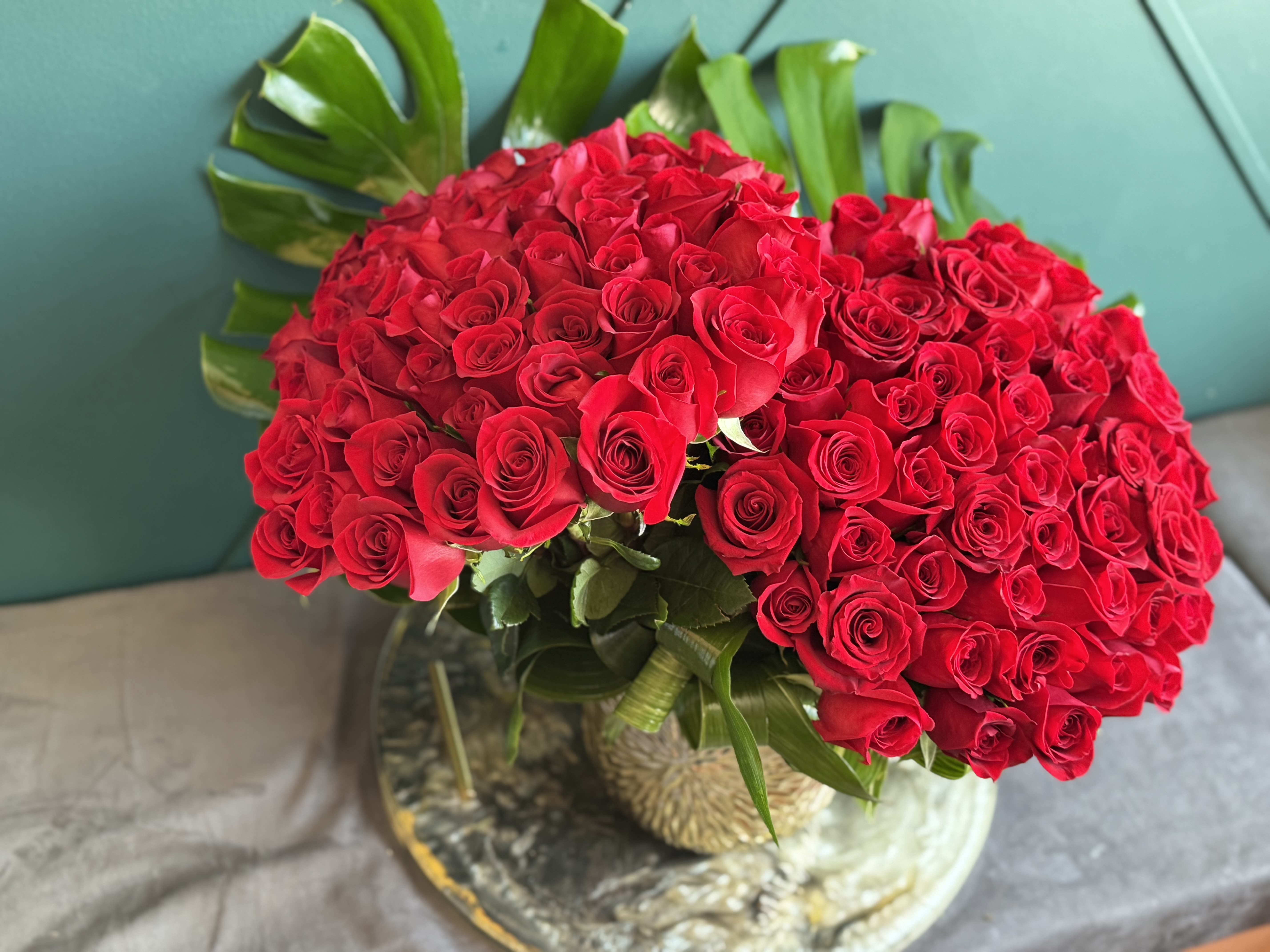 100 red Roses in a gold vase  - 100 red Roses in a gold vase 