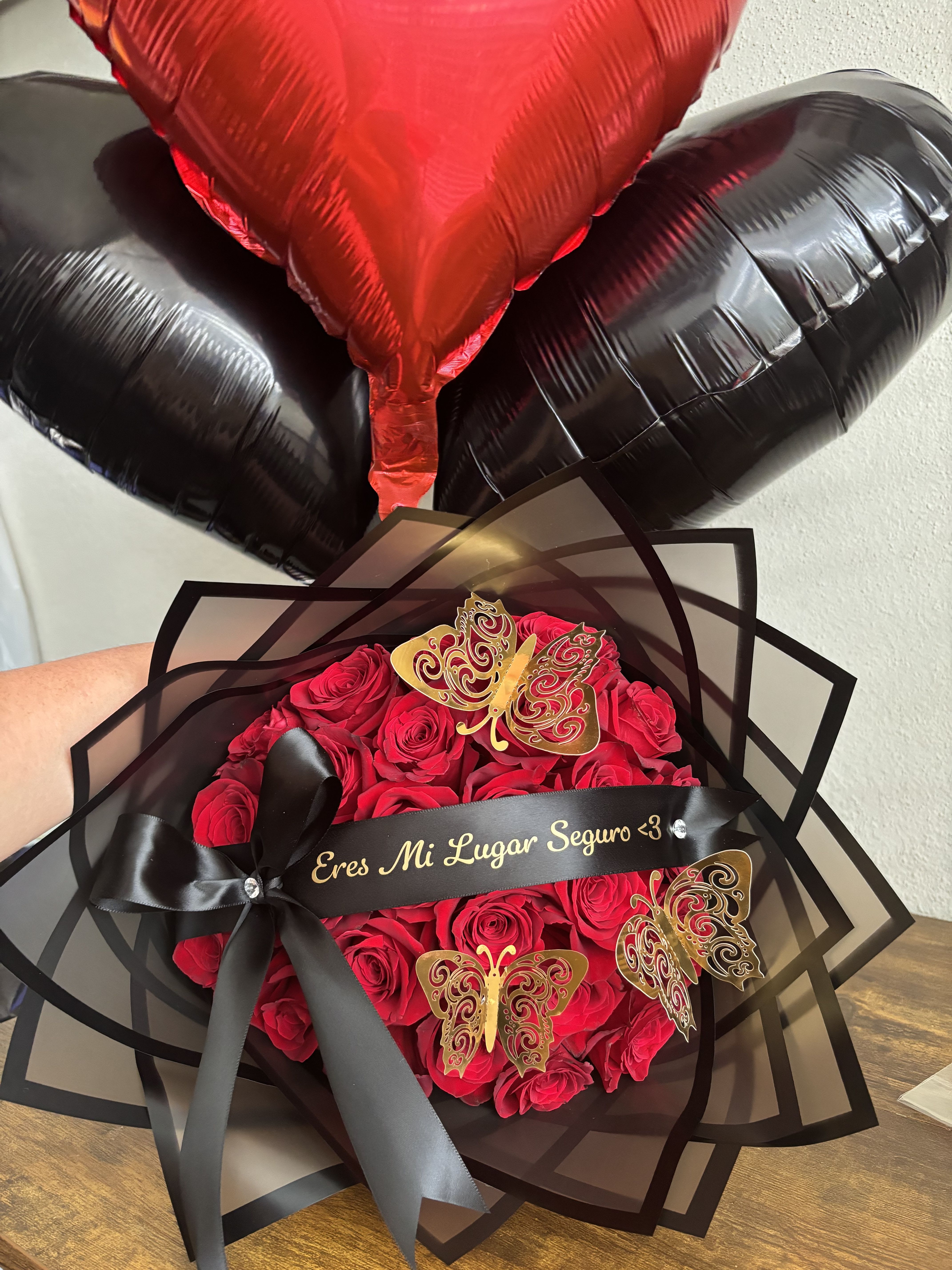 Eres Mi Lugar Seguro 25 Rose Bouquet - Express the deepest emotions with this breathtaking arrangement of 25 premium roses, beautifully curated to symbolize love, safety, and devotion. This bouquet also includes three festive balloons, adding a playful and celebratory touch to the elegant display. Each rose is carefully selected for its lush petals and vibrant color, creating a bouquet that radiates romance and tenderness. Perfect for anniversaries, proposals, or simply reminding someone special that they are your safe haven. Presented with refined wrapping for a timeless and elegant touch.