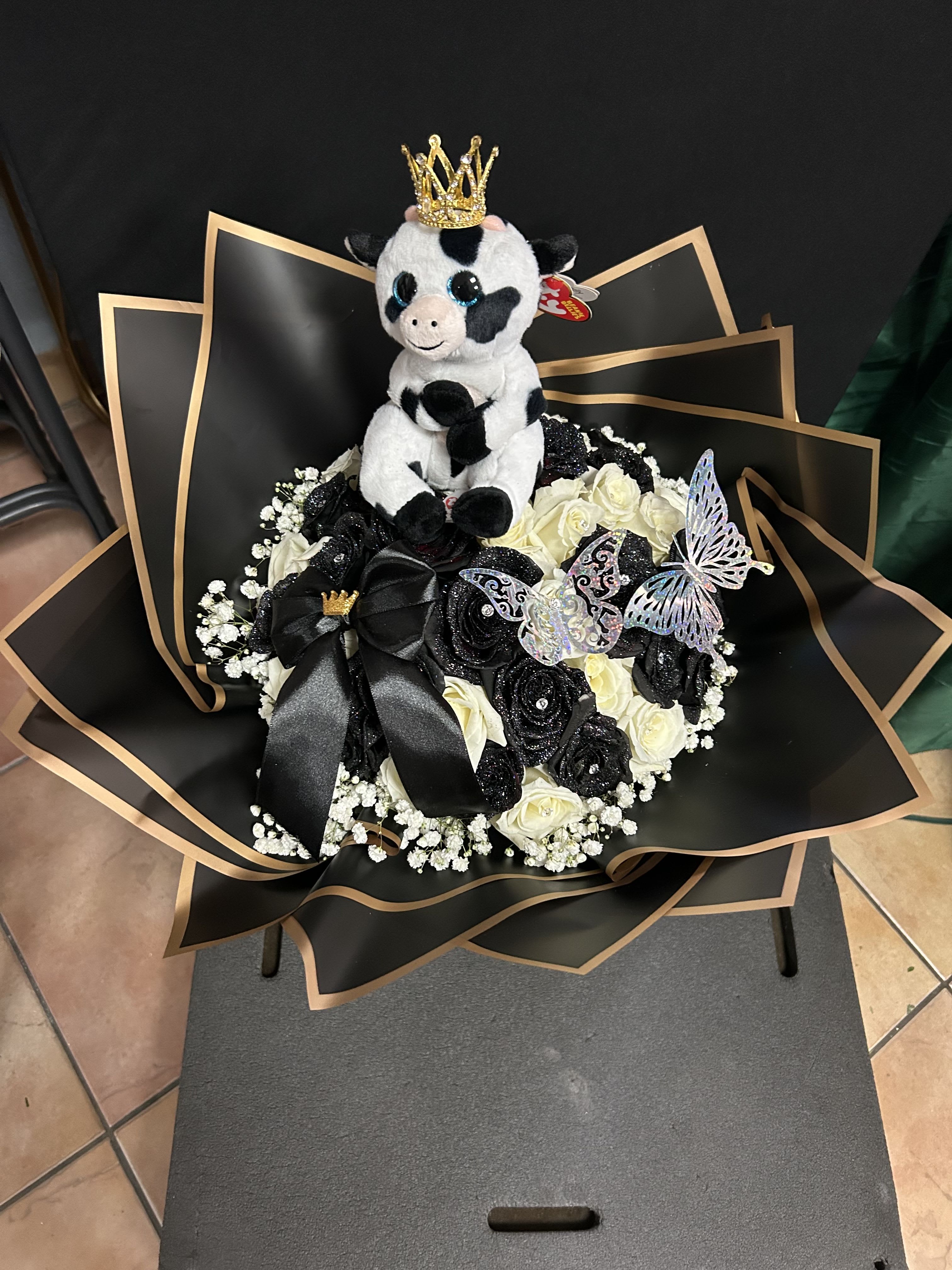 Ramo buchón cow - 24 Rosa’s with plush cow 