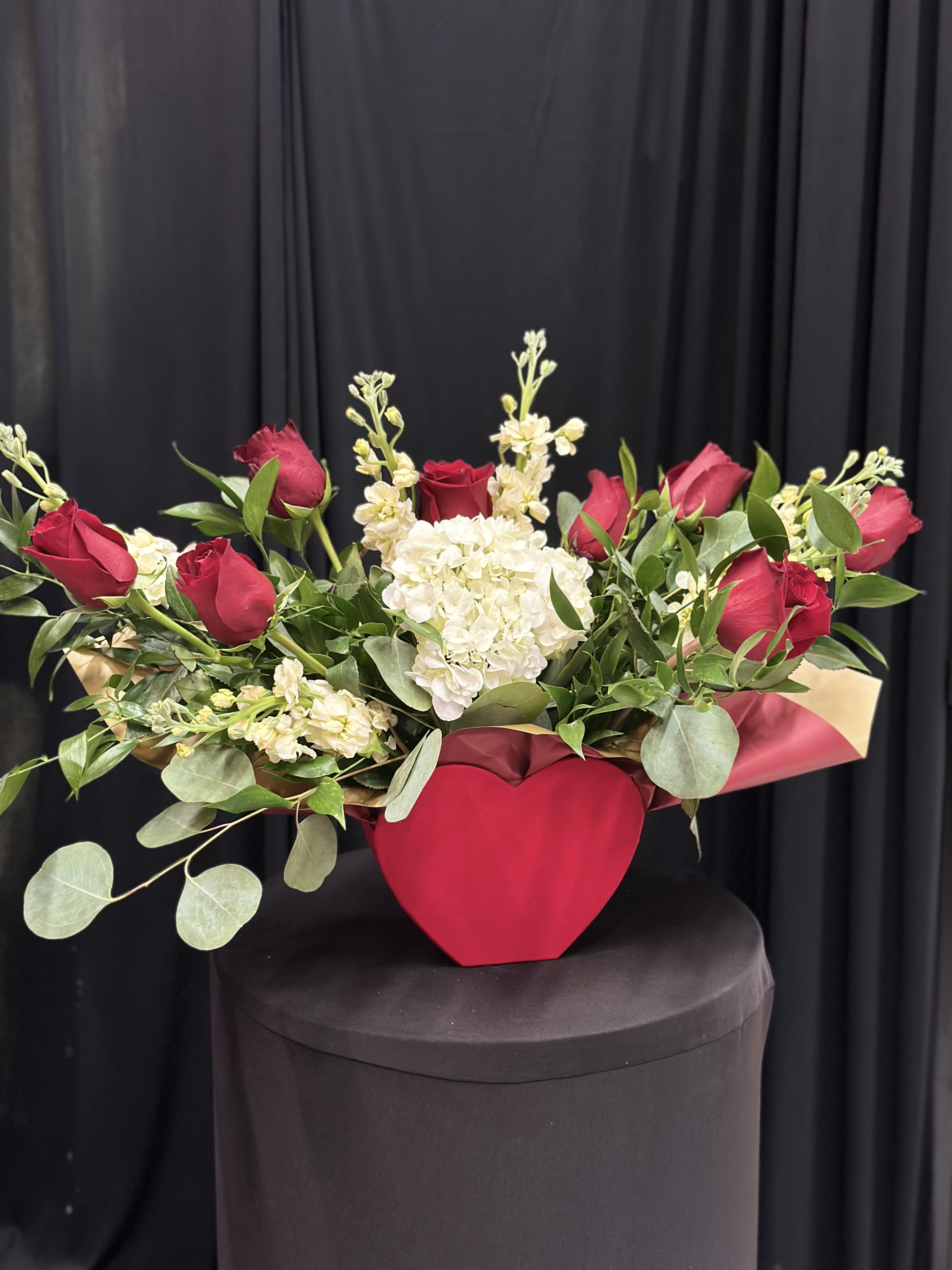 Love in red  - Blooming box with red roses 