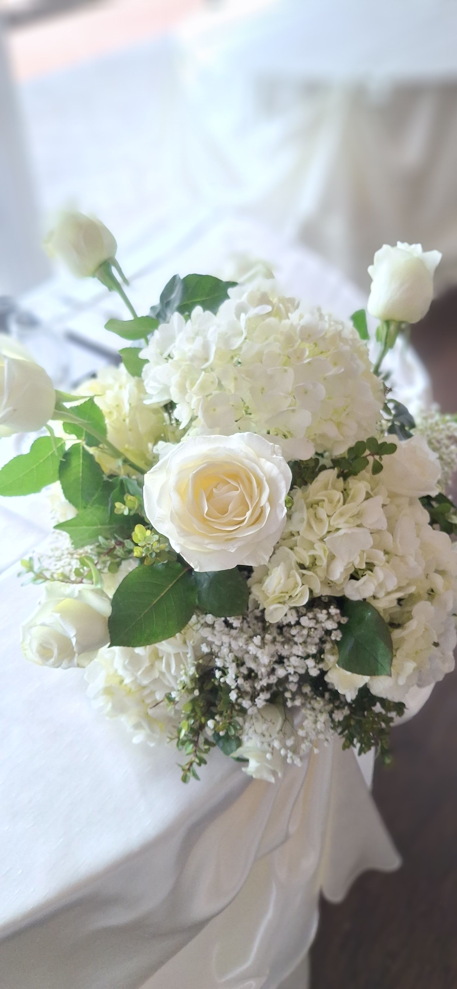 Enchanting wedding - Fresh &amp; Romantic centerpiece. An elegant display of bountiful white bridal flowers.