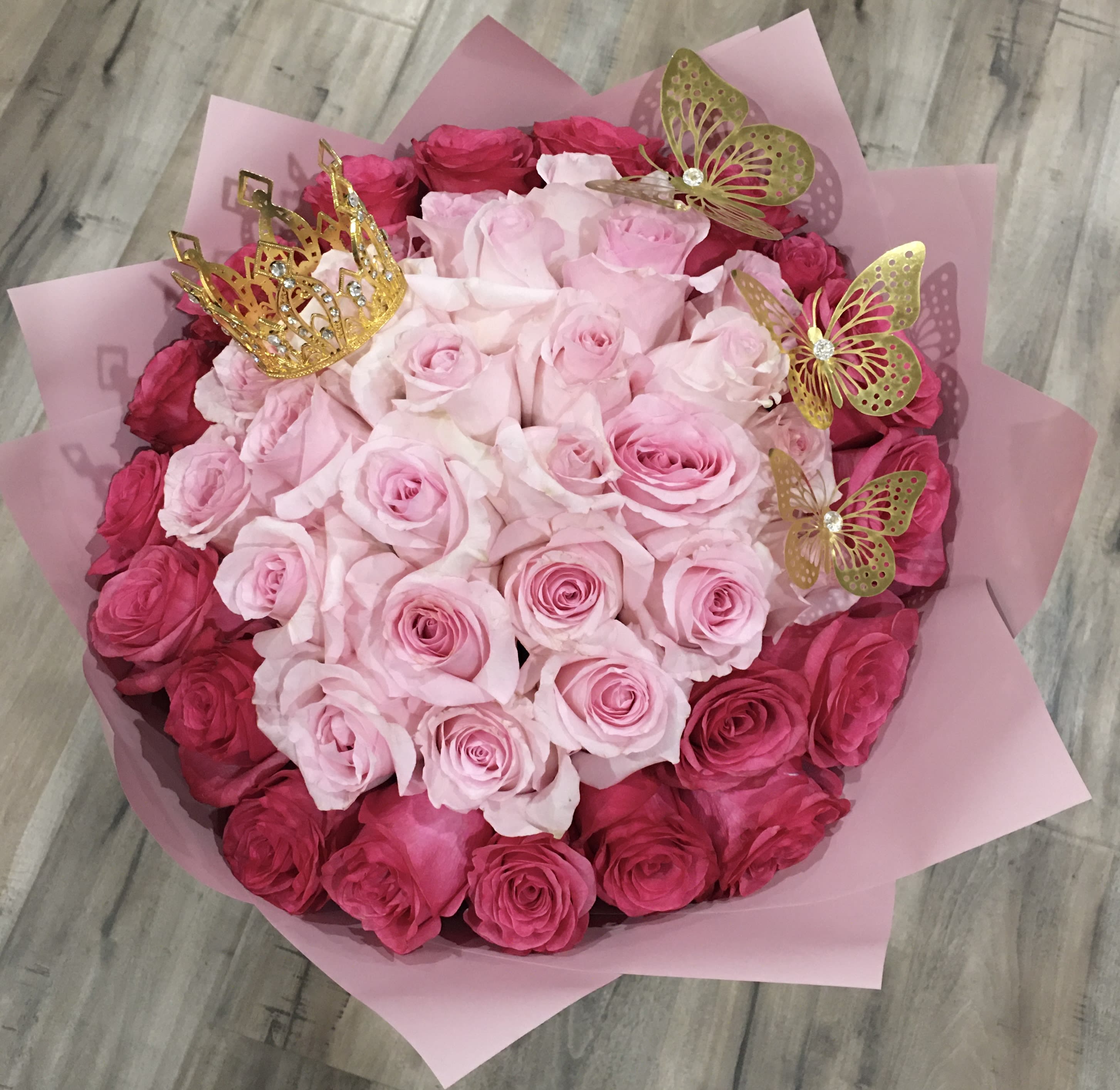 Circle of love - A total of 50 blooms, 25 light pink and 25 brighter pink.