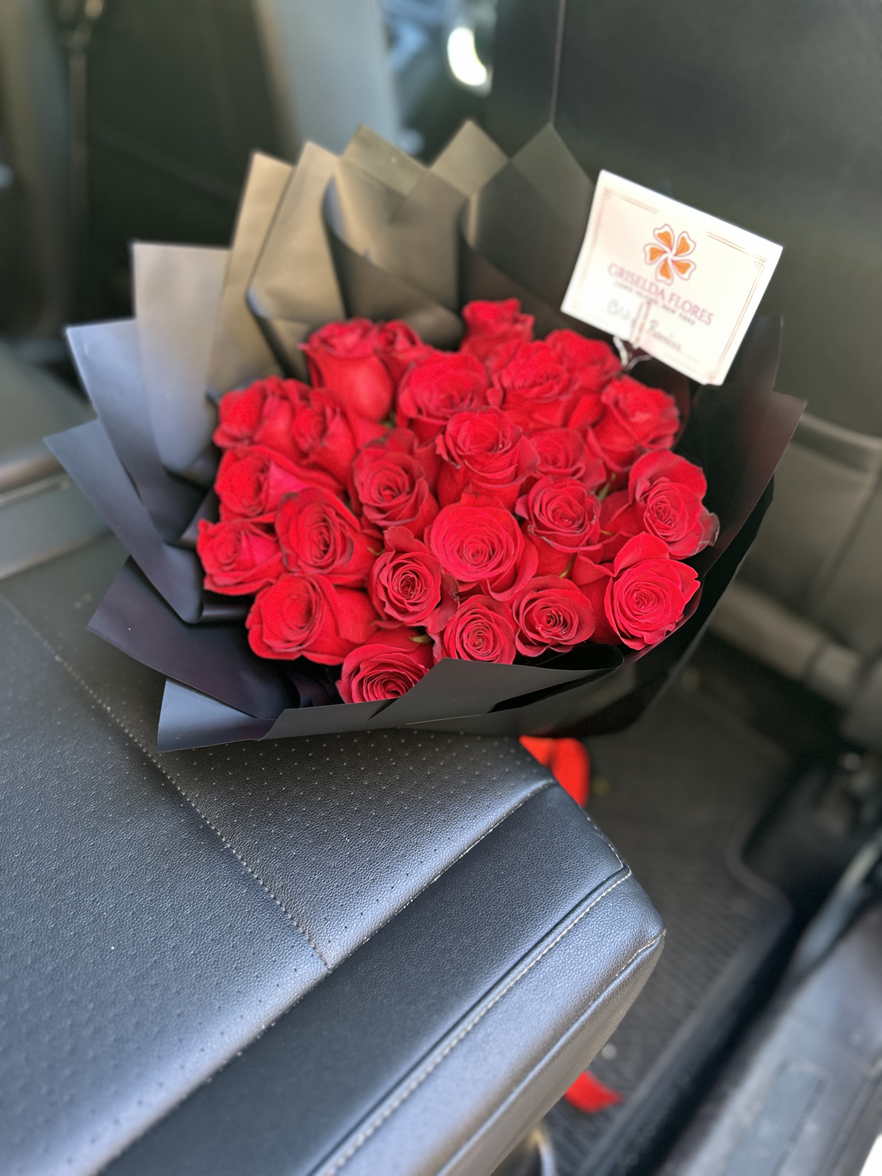 24 red roses Hicksville New York - Este arreglo incluye 24 red roses enviadas a Hicksville New York