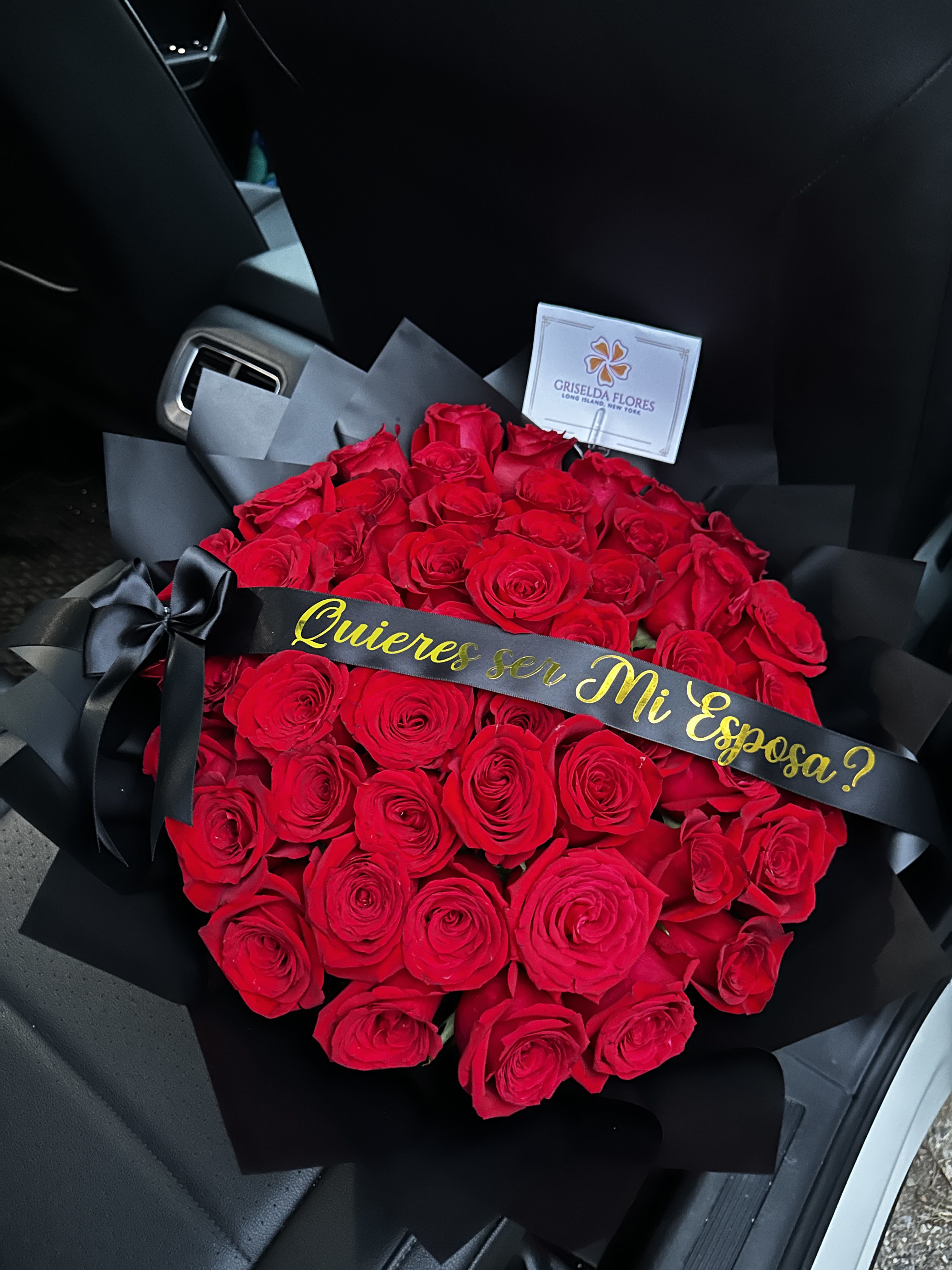 Ramo de rosas "Quieres ser mi esposa"? Long Island New York - Ramo con 50 rosas para pedida "quieres ser mi esposa" . Incluye el listón con el texto.