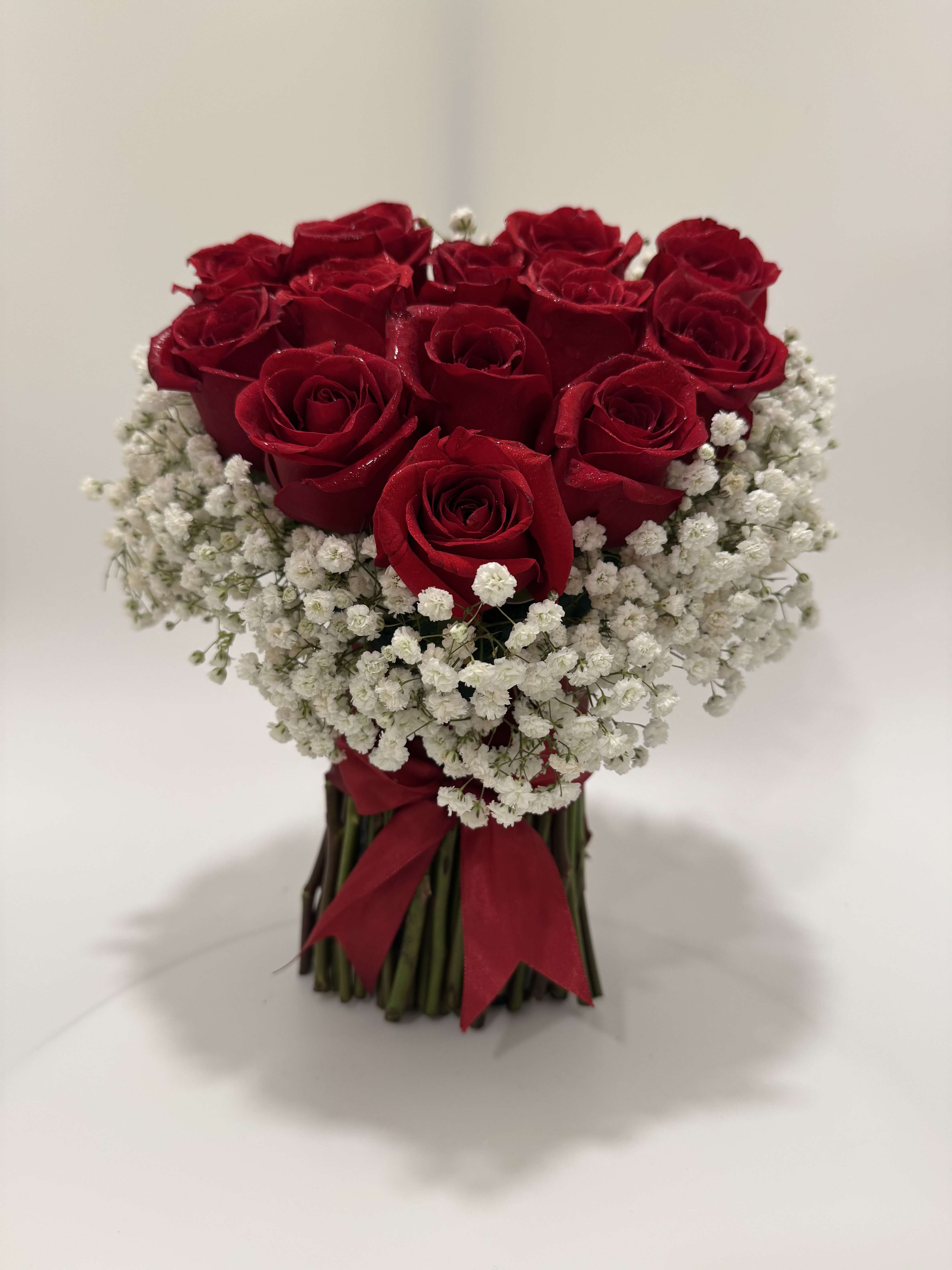 Natural Heart  - floral arrangement of 12 red roses, with details to enhance the color, with a base made with its own stems to give a very natural and organic appearance. 