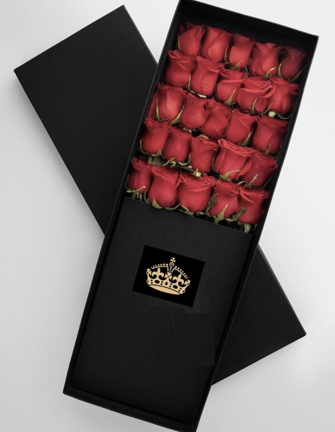 Elegant and Customizable Box of Roses - Surprise your loved one with a delicate rectangular box containing 25 or more of the freshest and most beautiful roses you can find. Each rose is carefully selected to ensure its freshness and beauty, creating an elegant and sophisticated floral arrangement.  The box is adorned with a red ribbon that adds a touch of elegance and distinction. Want to personalize your gift even more? Choose the color of the roses, and the ribbon will be beautifully matched to your chosen shade!  Perfect for special occasions like anniversaries, birthdays, or simply to show your love and affection. Make every detail count with this exclusive box of roses. Order now and create an unforgettable memory!