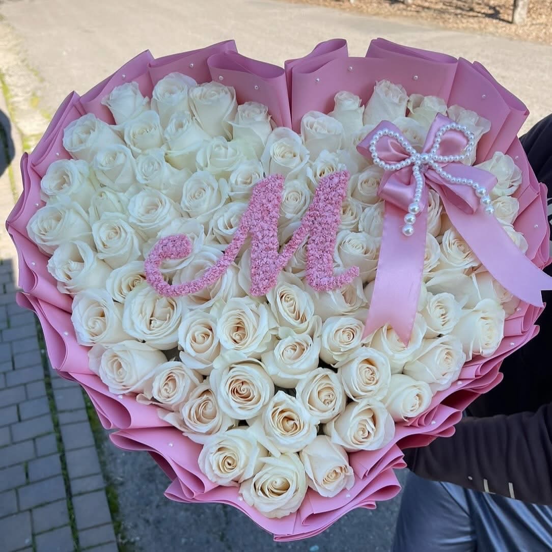 Love and peace  - Ramo buchón en forma de corazón 100 rosas 