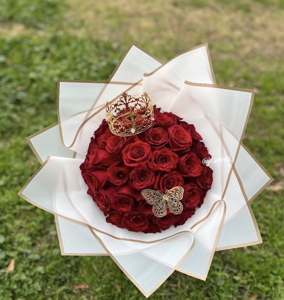 BUCHONE - Bouquet of 50 red roses , decorated with a beautiful golden crown and butterfly .