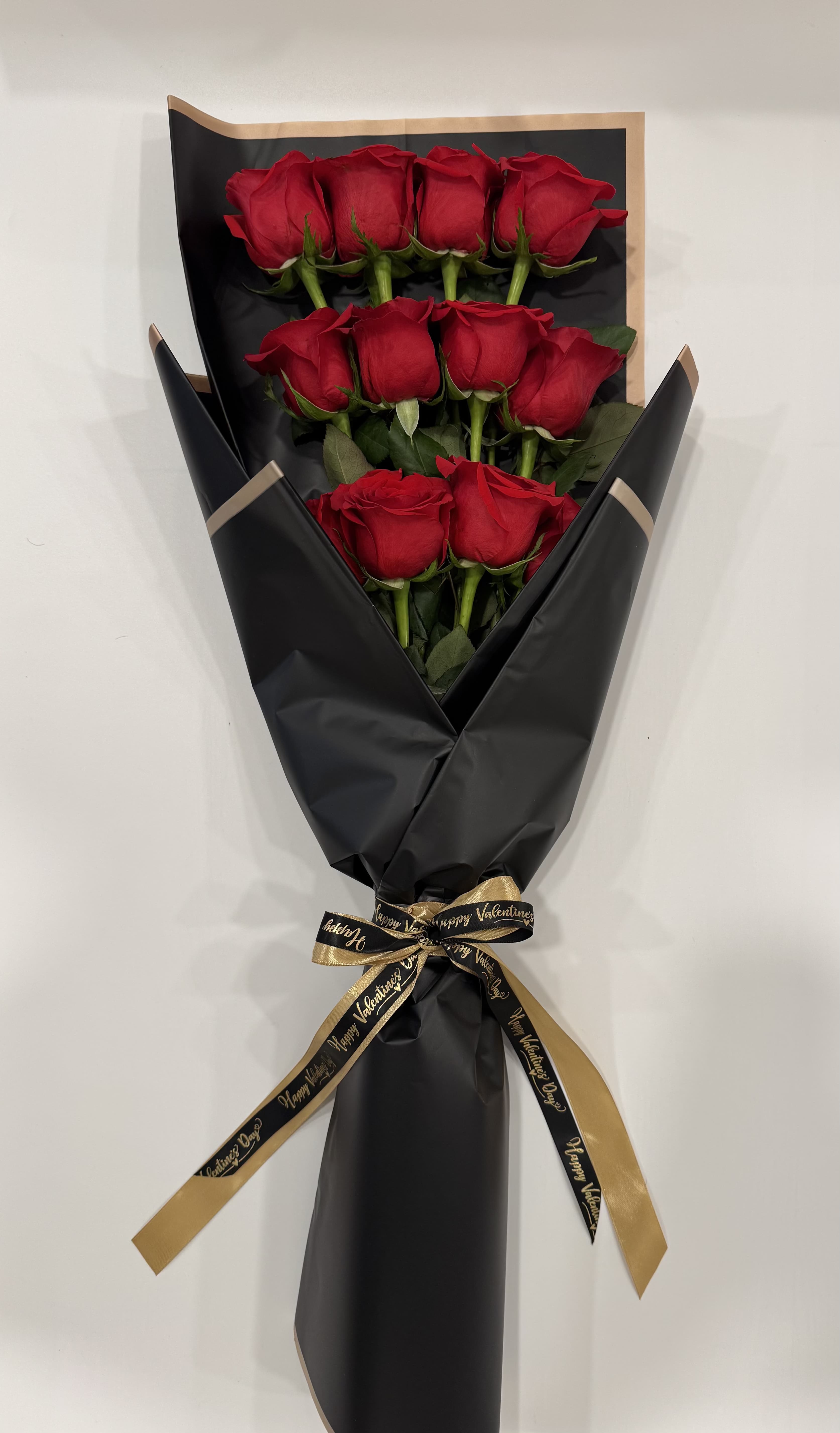 Ramo Escalera  - Bouquet of 12 red roses in scale, with a beautiful paper in black with lace in gold.