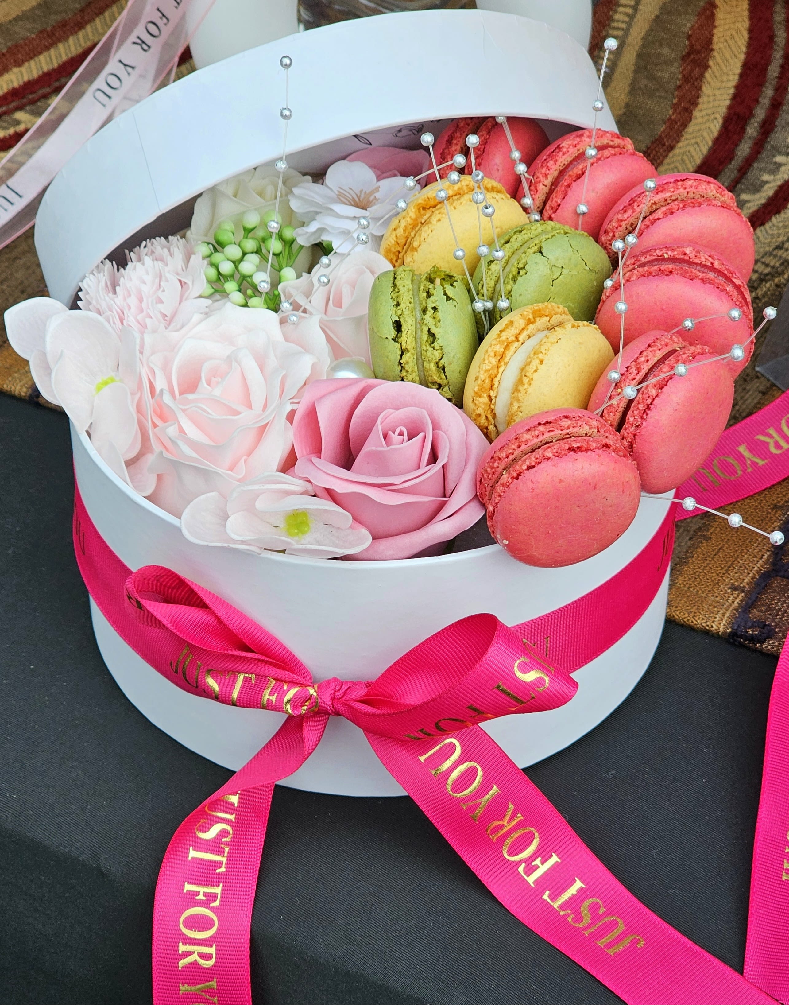 The beautiful flowers with macarons - This beautiful arrangement with sweetness makes your day unpredictable.   