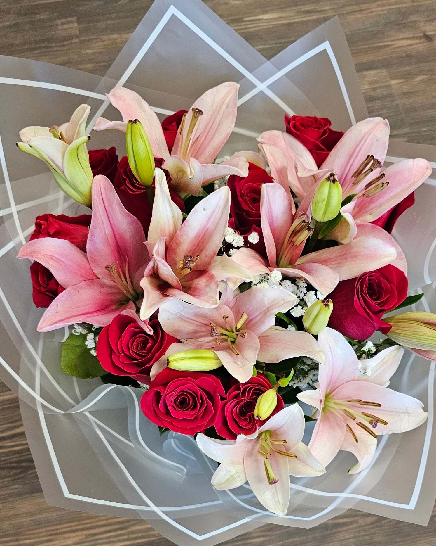 Samantha's - Combination of roses, to someone special in your life or treat yourself 