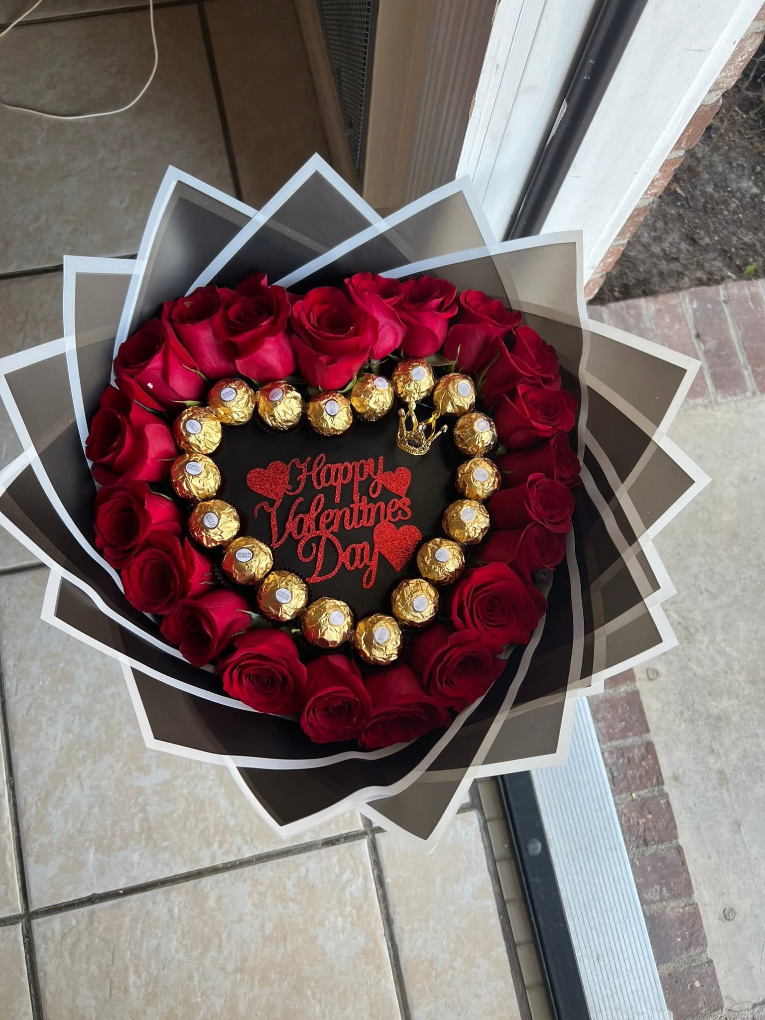 Valeria  - Bouquet with chocolate and 24 roses 