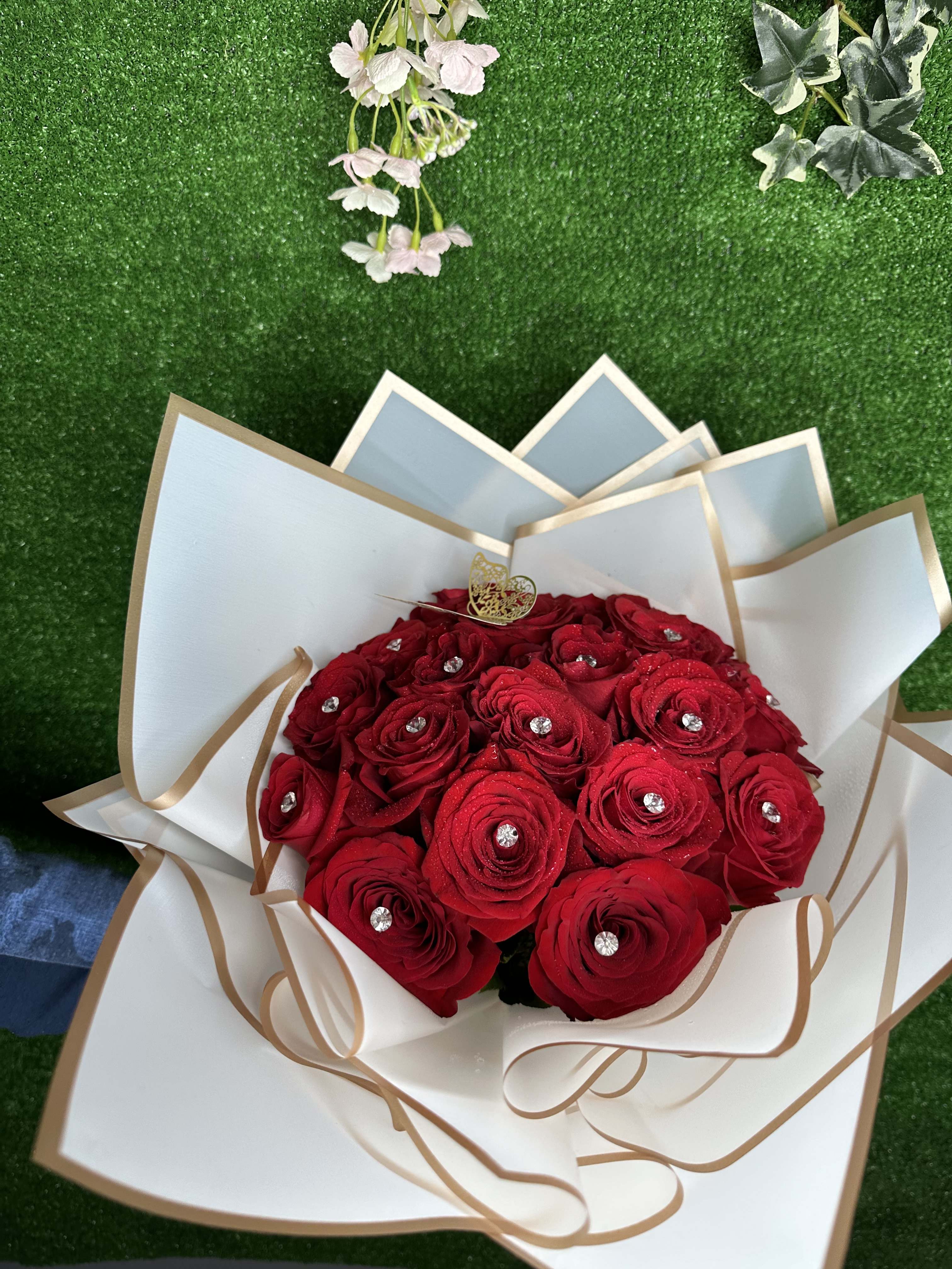 loose red roses - 20 long stem red roses  white wrapping paper if available or similar