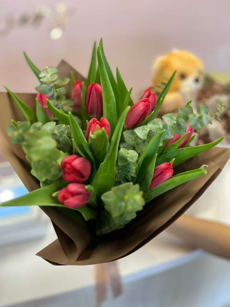 Bouquet of 12 Red Tulips | Fresh Flowers for a Gift and Love - Surprise someone special with this beautiful bouquet of 6 fresh red tulips, perfect for romantic gifts, anniversaries, Valentine's Day, or thoughtful gestures. Each tulip has been carefully selected to ensure freshness and beauty, with vibrant, delicate petals. Ideal for expressing love, passion, and elegance, this bouquet is also an excellent choice for home decor or elegant floral arrangements.