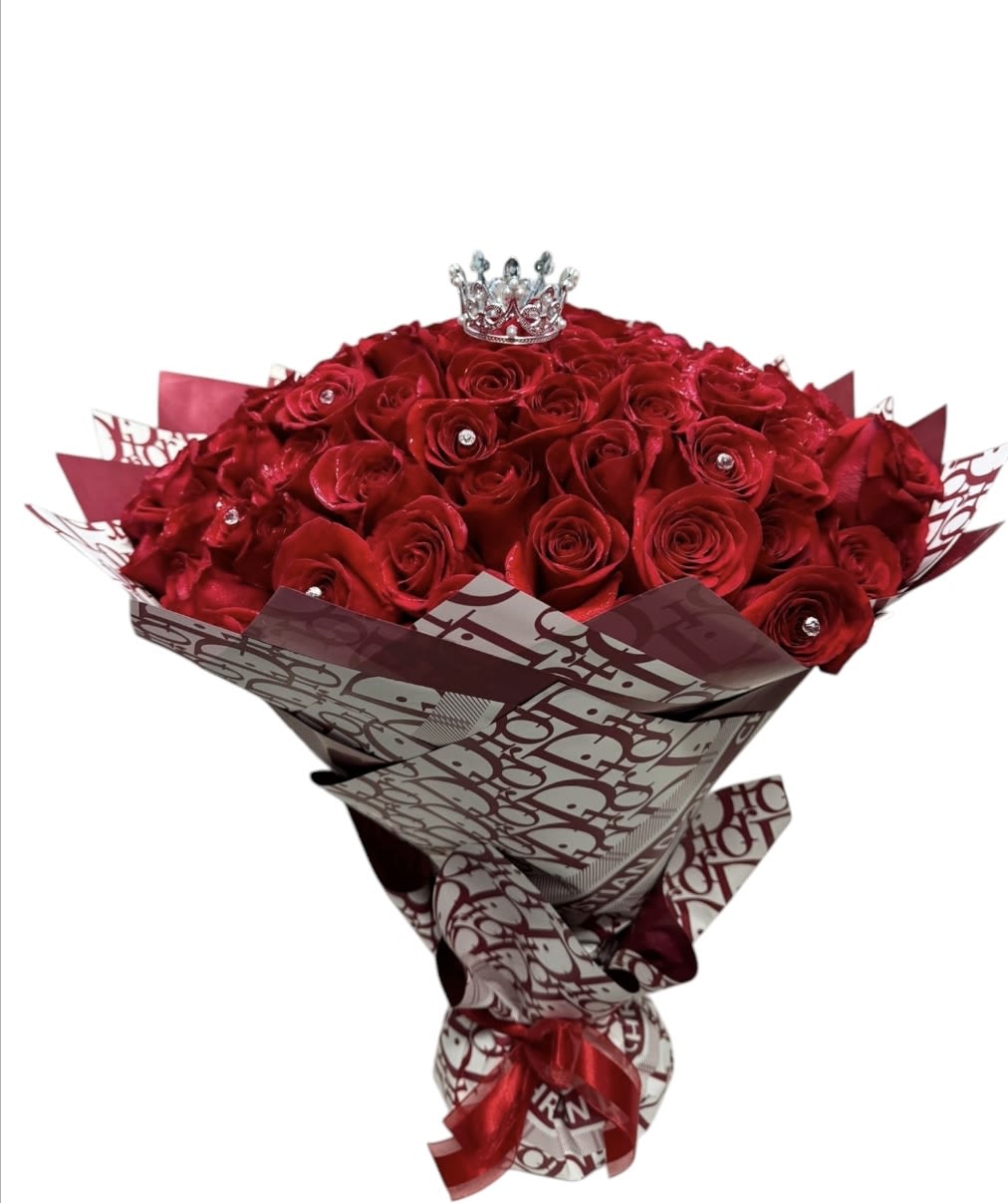 buchon bouquet - In this bouquet of 100 red roses, romance overflows like a river of passion. Each rose is a symbol of fiery love and deep commitment, its silky petals capturing the essence of a soul in love and the timeless beauty of love.