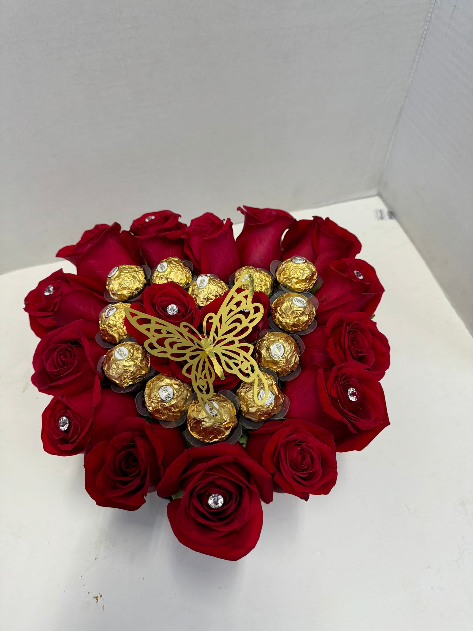 Harth chocolate  - Our heart of red roses combined with Ferrero Rocher chocolates is ideal for her or him (remember that the color of the roses can be changed if you wish)
