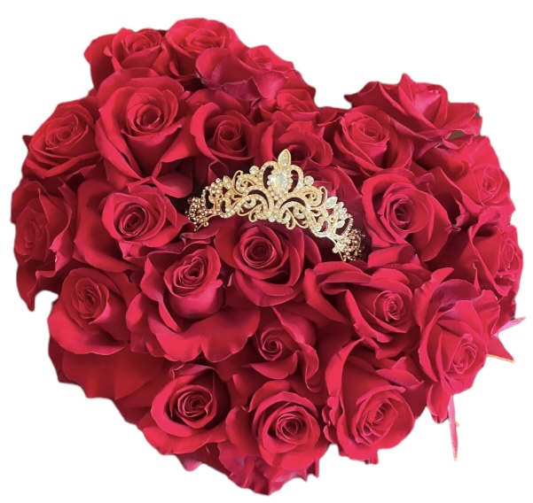 Black heart shaped box with roses - Heart-shaped box with the freshest roses, adorn it, indicate in special instructions if you want it with butterflies and a crown or butterflies or chocolates, personalize it your way, place your special instructions, it is a great pleasure for us to assist you.