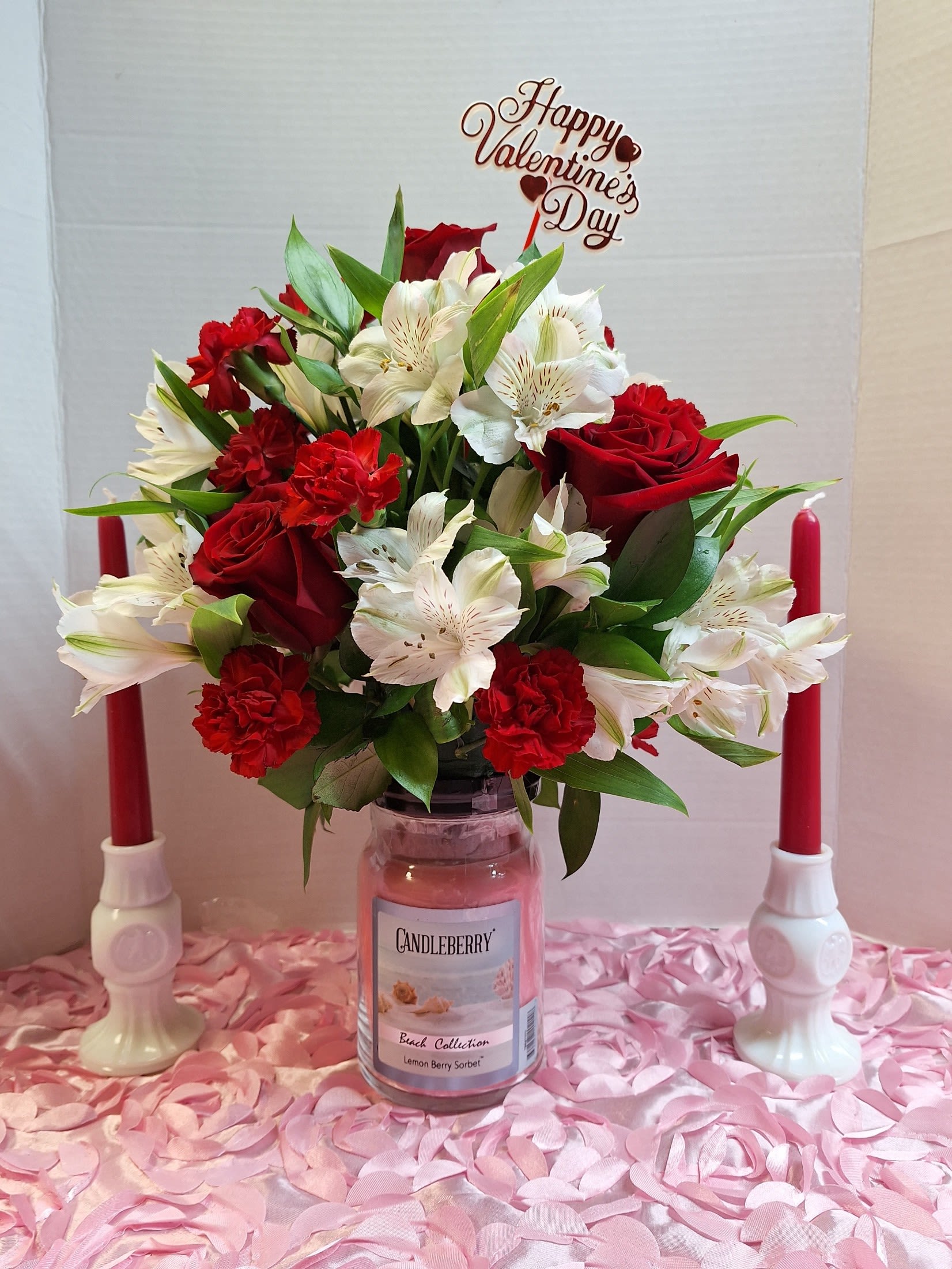 Scents &amp; Blooms Candleberry Kindred - Candleberry Kindred topped with a fresh arrangement of roses and carnations. Keep in mind, scents may vary.