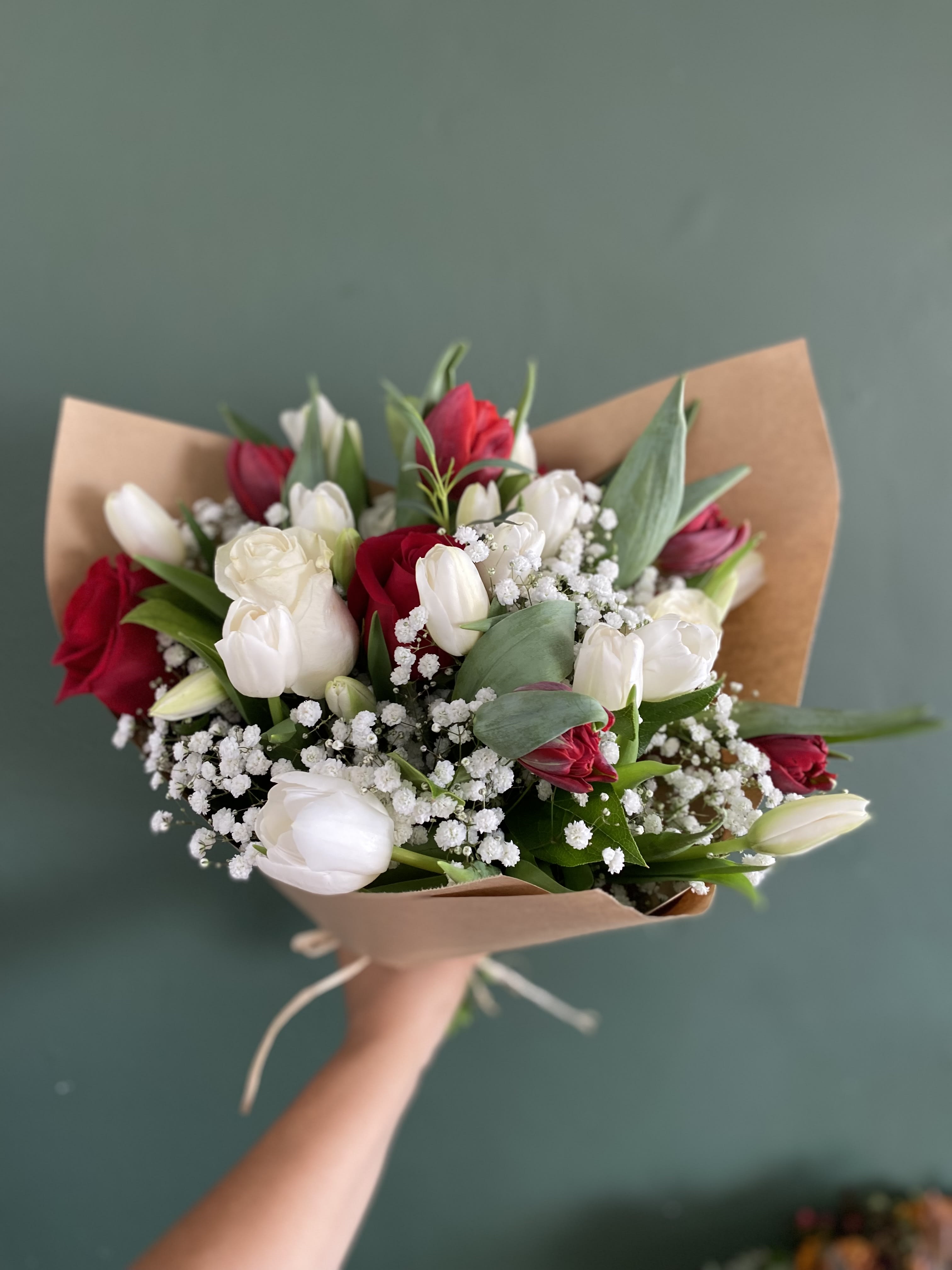 Tulip love - Show your love with this mixed bouquet of tulips and roses. Hand wrapped in Kraft paper (PICTURE SHOWS PREMIUM)  (STANDARD: 6 ROSES 12 MIX TULIPS) please note: TULIPS ARE SHORT STEM