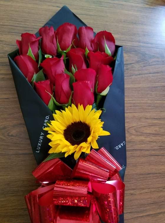 12 Rosas y 1 Girasol Envuelto En Papel Negro - Especial Para Ese Ser Quierido Tan Especial 