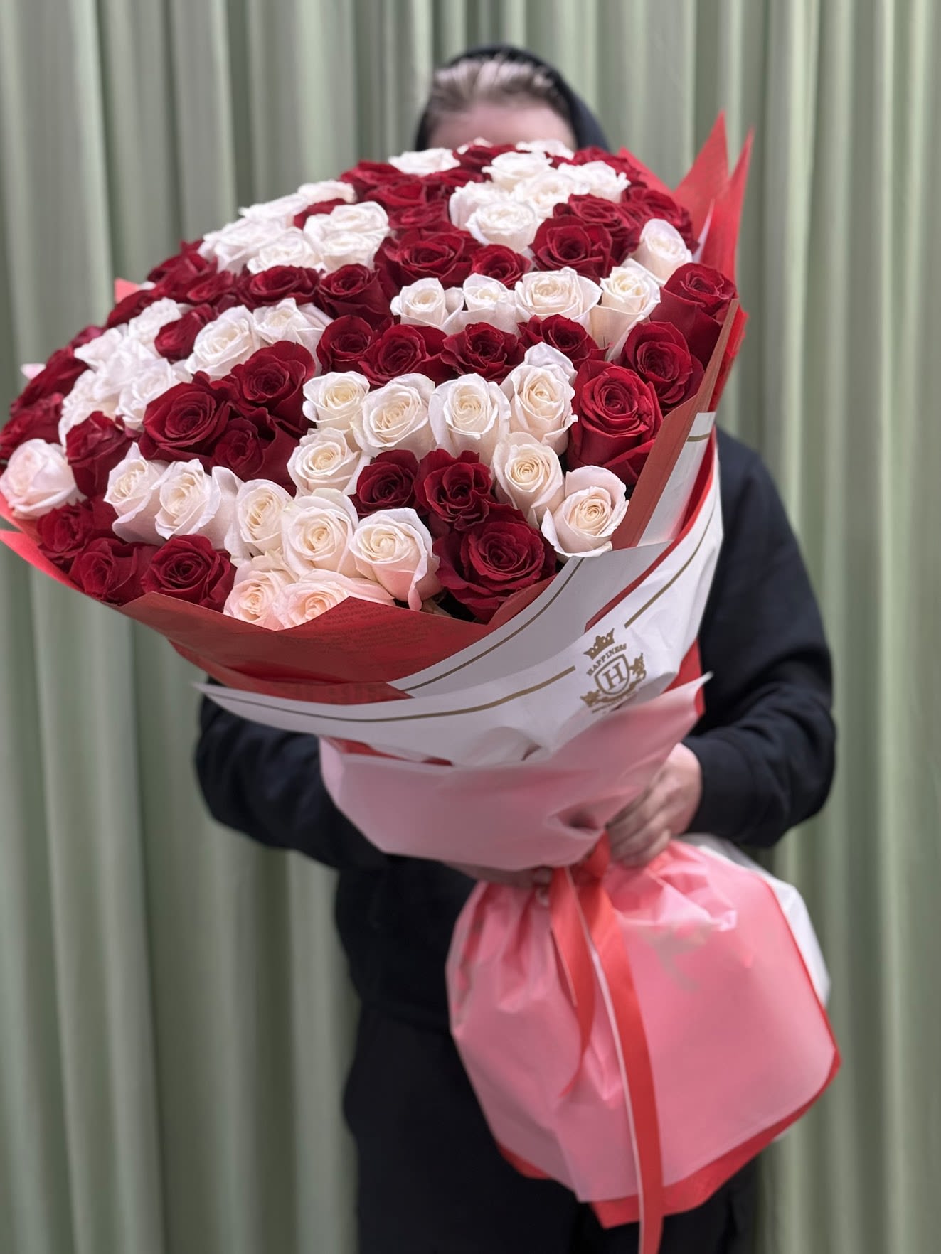 Alexis - Mix  50 0r 100 red and white roses. In the photo there is a bouquet of 100 roses