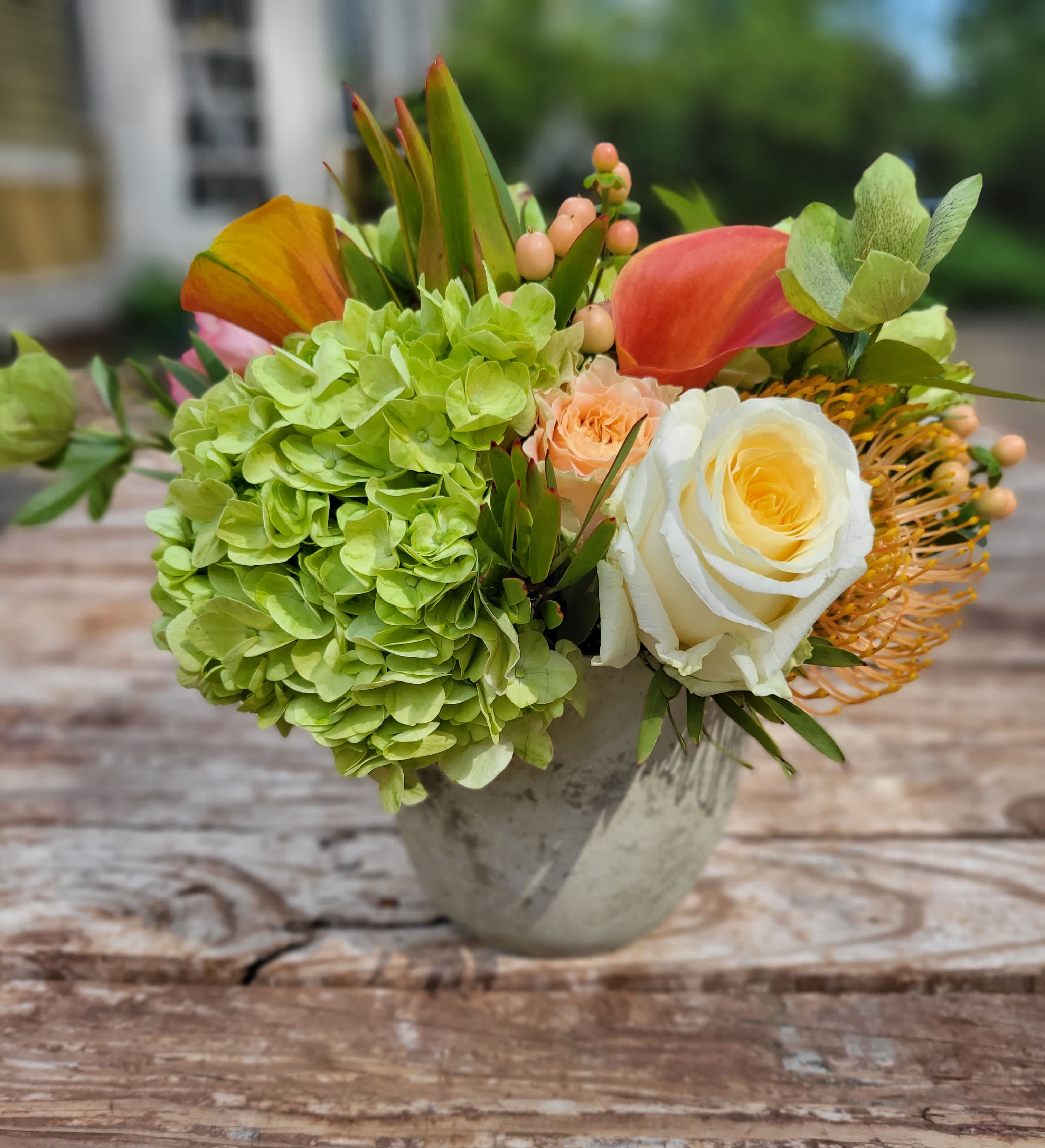 Minerva - Soft expression in shades of orange, light greens, yellow and soft brown. Premium mixture of imported product for South America. Designed in a reusable weathered resin container.