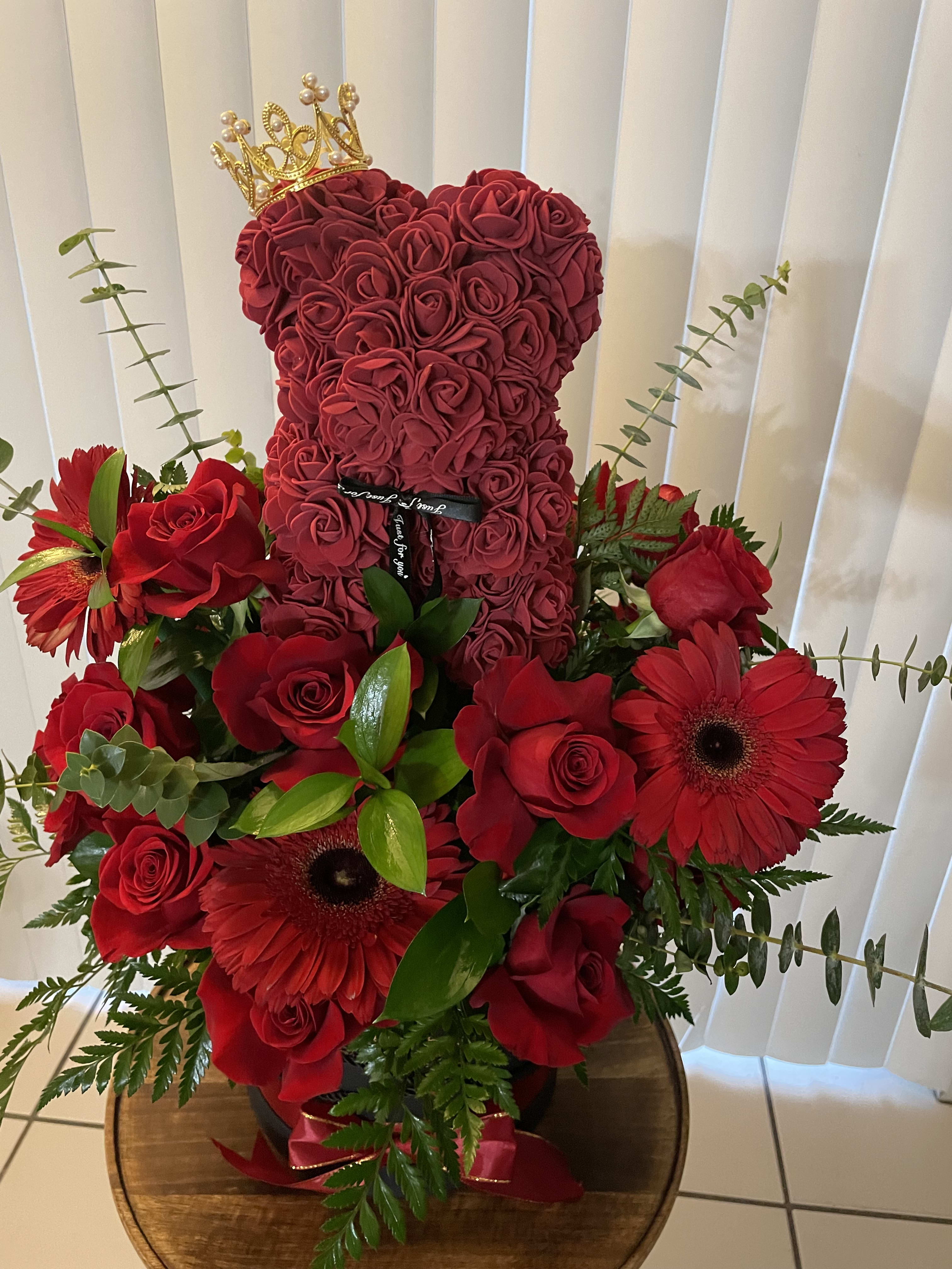 Pure Love by The Embassy of Flowers - Hermoso bouquet con oso foam rodeado de hermosas rosas y daysis gerberas y verdes hecho con mucho amor para ti , pídelo en el color que desees , los osos de foam están disponibles en color rojo , rosado.  , morado , blanco , gris , azul y negro (todos llevan una bella corona) 