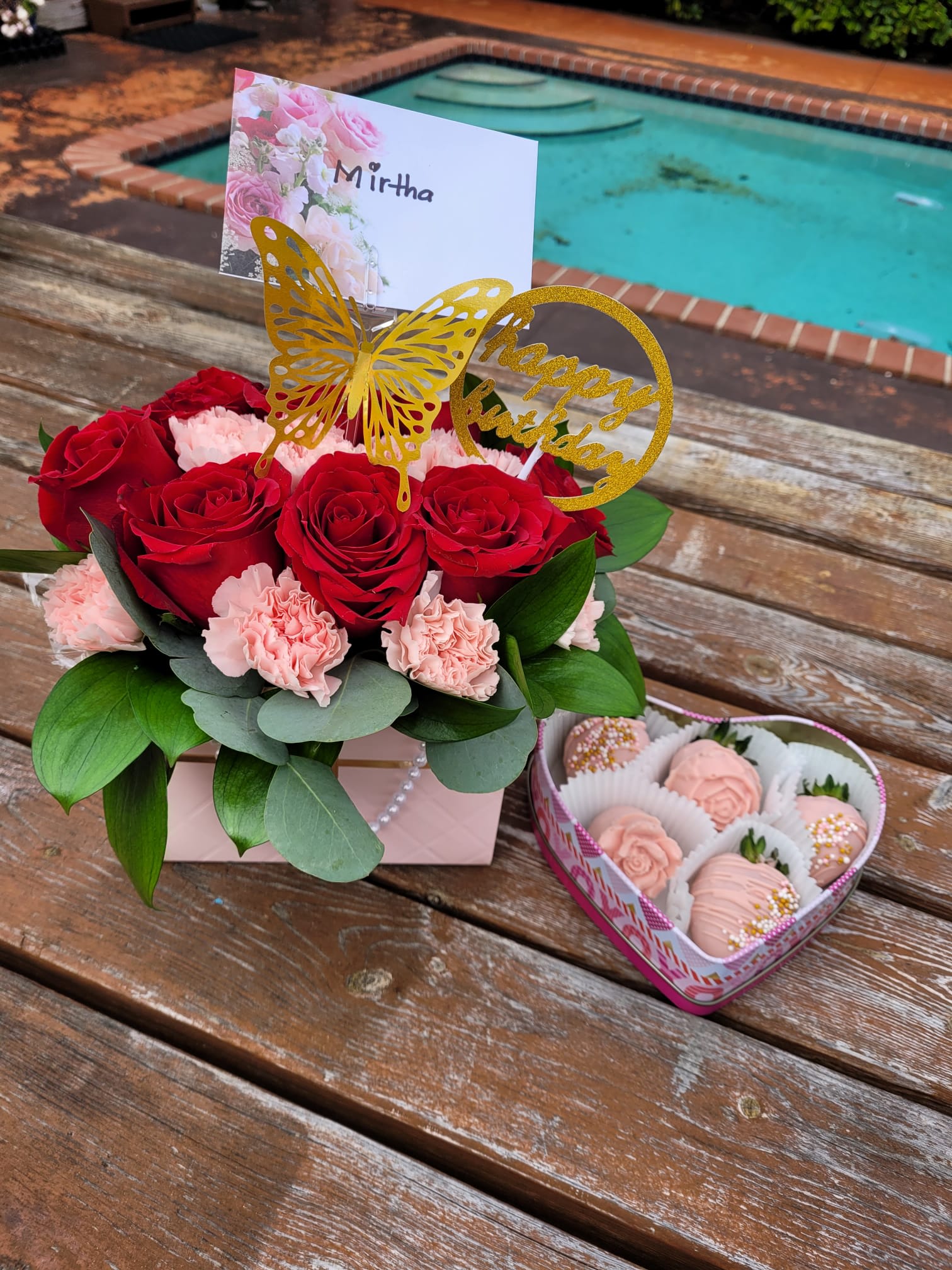 BEAUTIFUL AND DELICIOUS DUO - This beautiful creation includes a purse with a beautiful floral arrangement and a heart with delicious strawberries decorated covered with chocolate, spectacular for any occasion