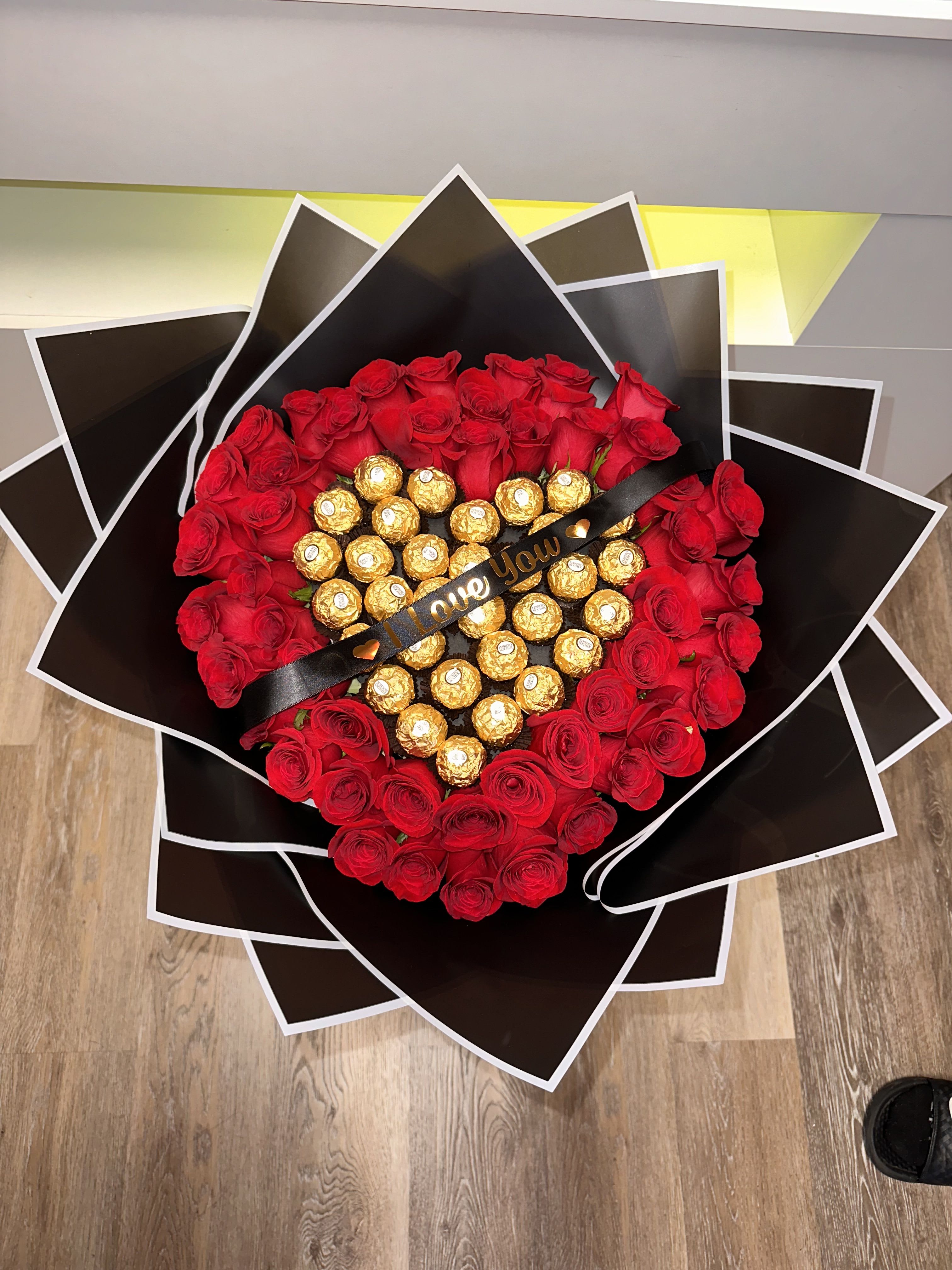 BEAUTIFUL SUPER LARGE HEART BOUQUET - BEAUTIFUL HEART OF ROSES AND CHOCOLATES . 