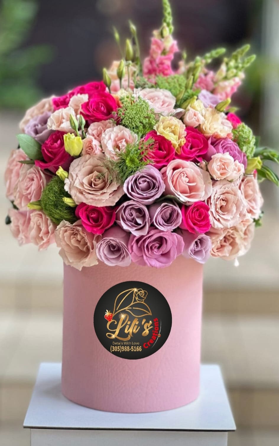 CANDY - A beautiful box with a select combination of roses, carnations in different colors, ruscus, and finished with beautiful foliage, ideal for any occasion.