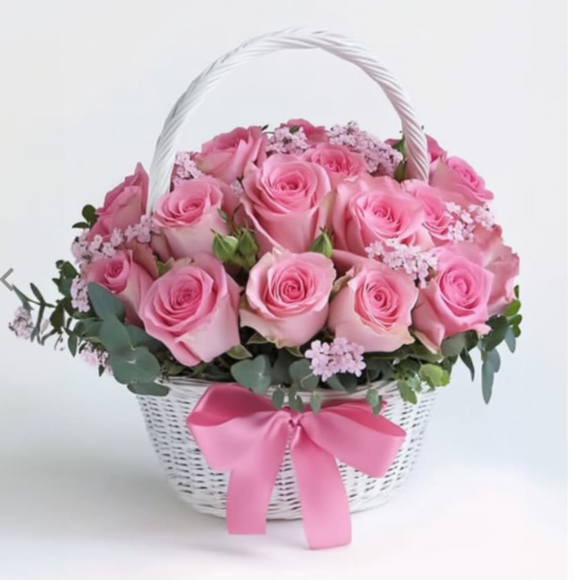 FLORA - A beautiful little basket with roses in seasonal colors and foliage, accompanied by a beautiful ribbon, perfect for any occasion.