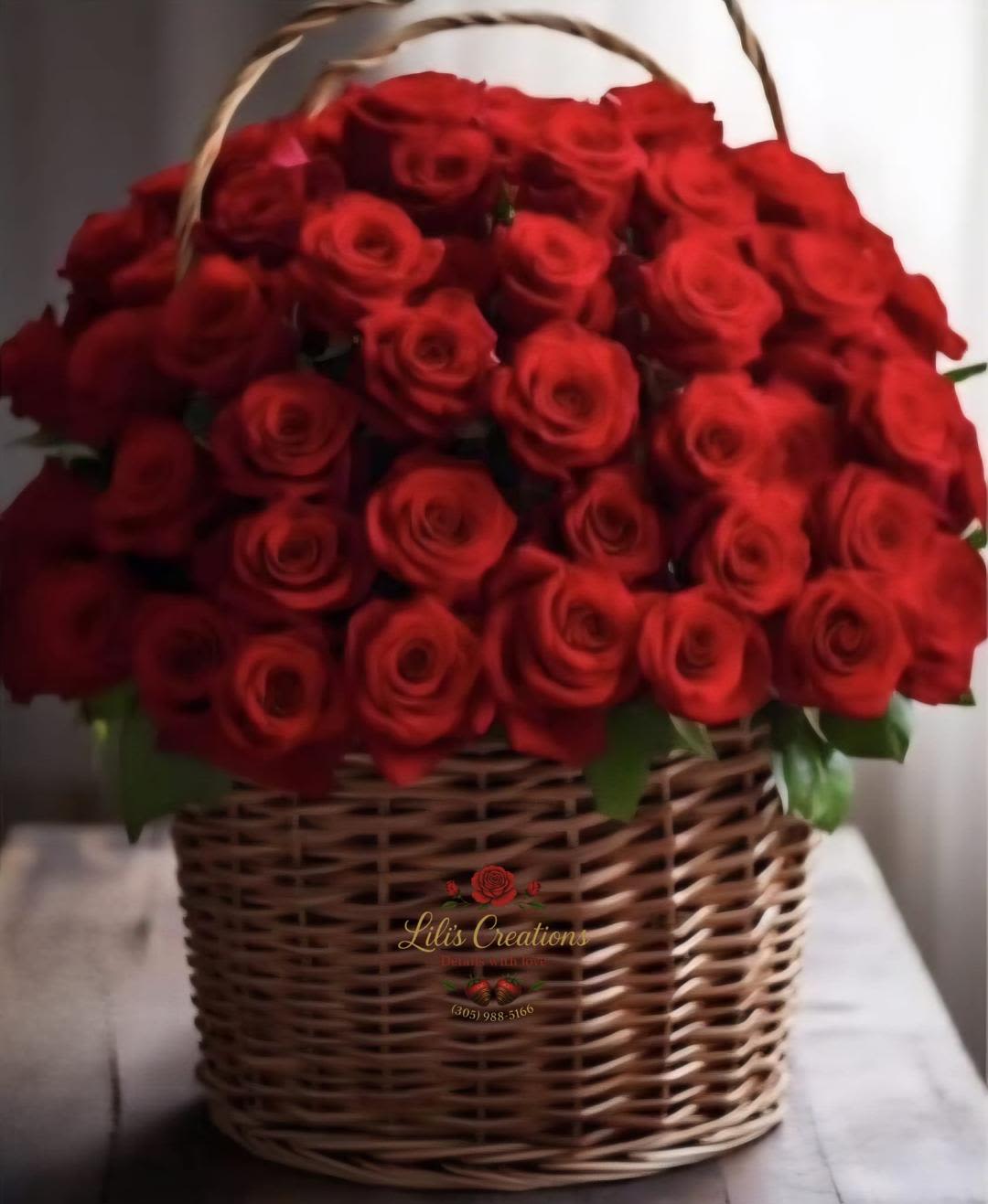 CHALITO - Beautiful basket with red roses and foliage, adorned with a lovely ribbon. You can also add a plush toy or chocolates.