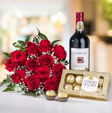 Delicious trio - This beautiful trio includes a beautiful bouquet of 22 roses in the color you want with foliage, a bottle of wine and chocolates, perfect for a special occasion.