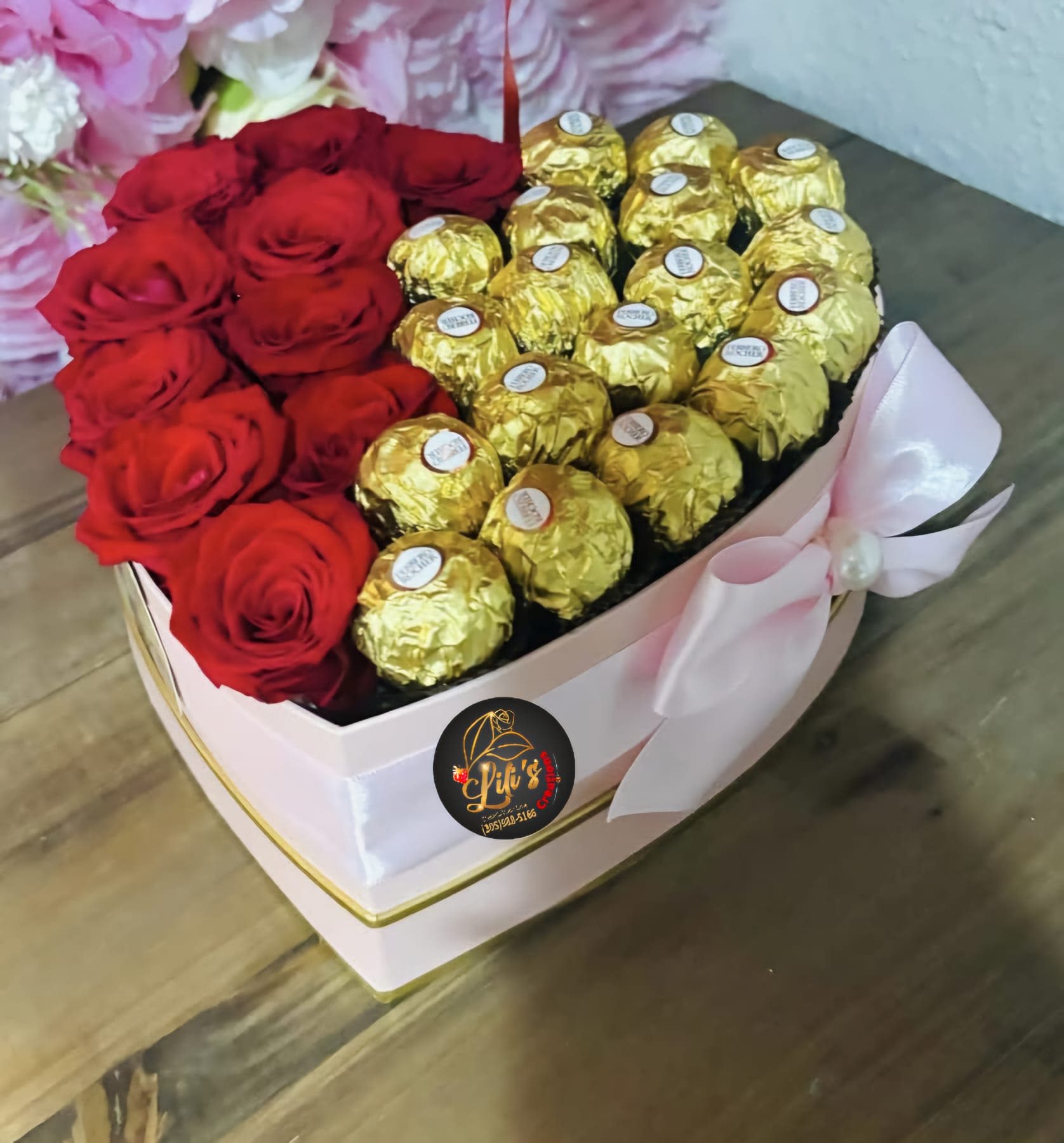 Dulce tentacion - Beautiful heart-shaped box with roses and carnations in the color you need depending on the occasion, accompanied by delicious chocolates and a beautiful bow.