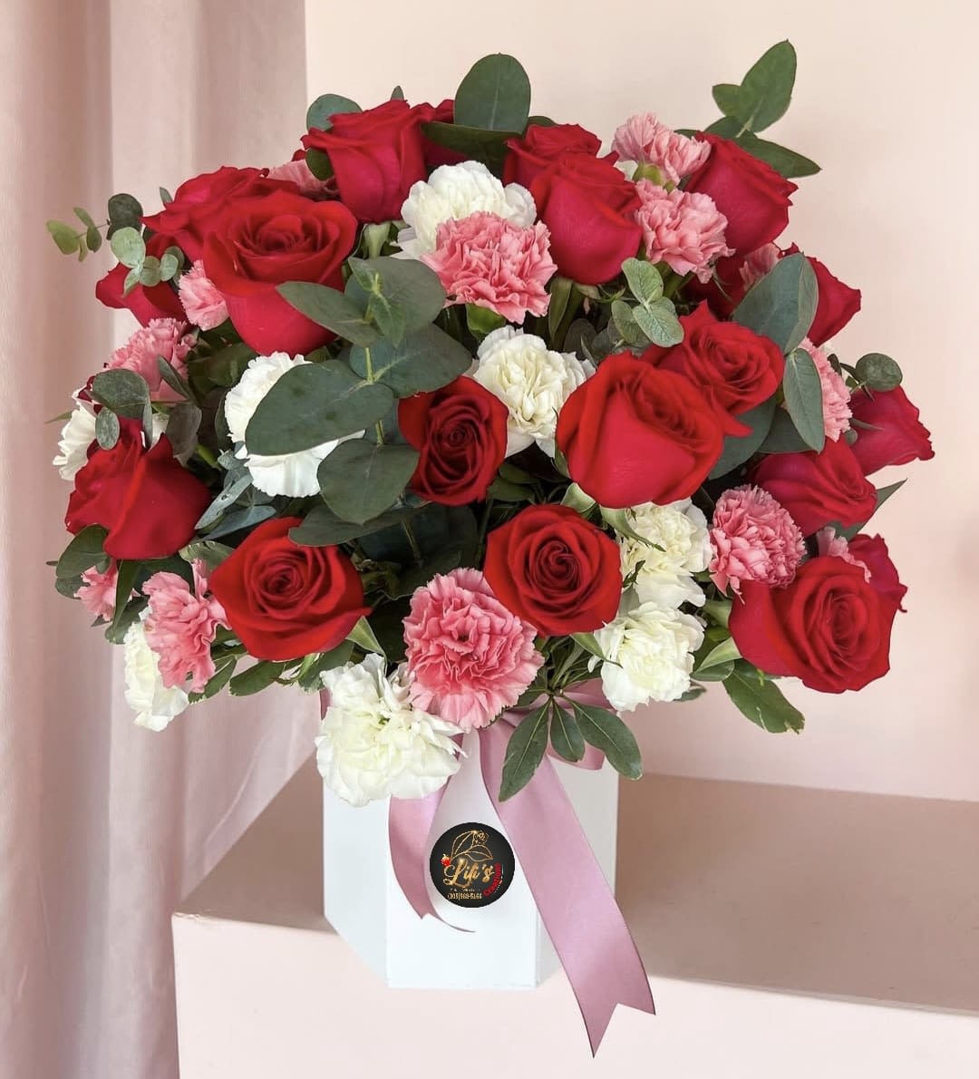 Jair - Beautiful box with roses and carnations of the color you need depending on the occasion, accompanied by beautiful foliage and a bow.