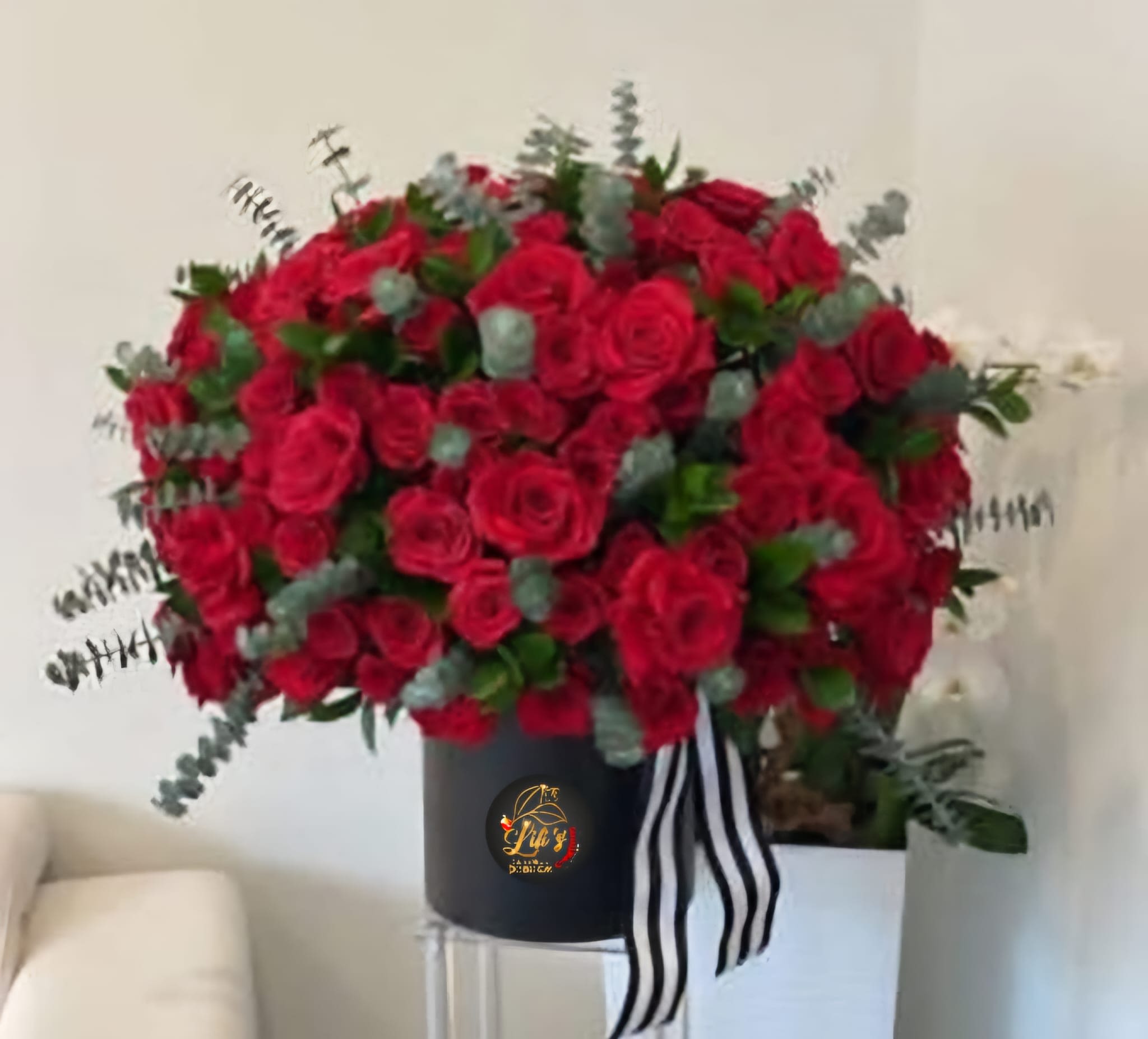 Kenny - Beautiful box with roses and carnations of the color you need depending on the occasion, accompanied by beautiful foliage and bun