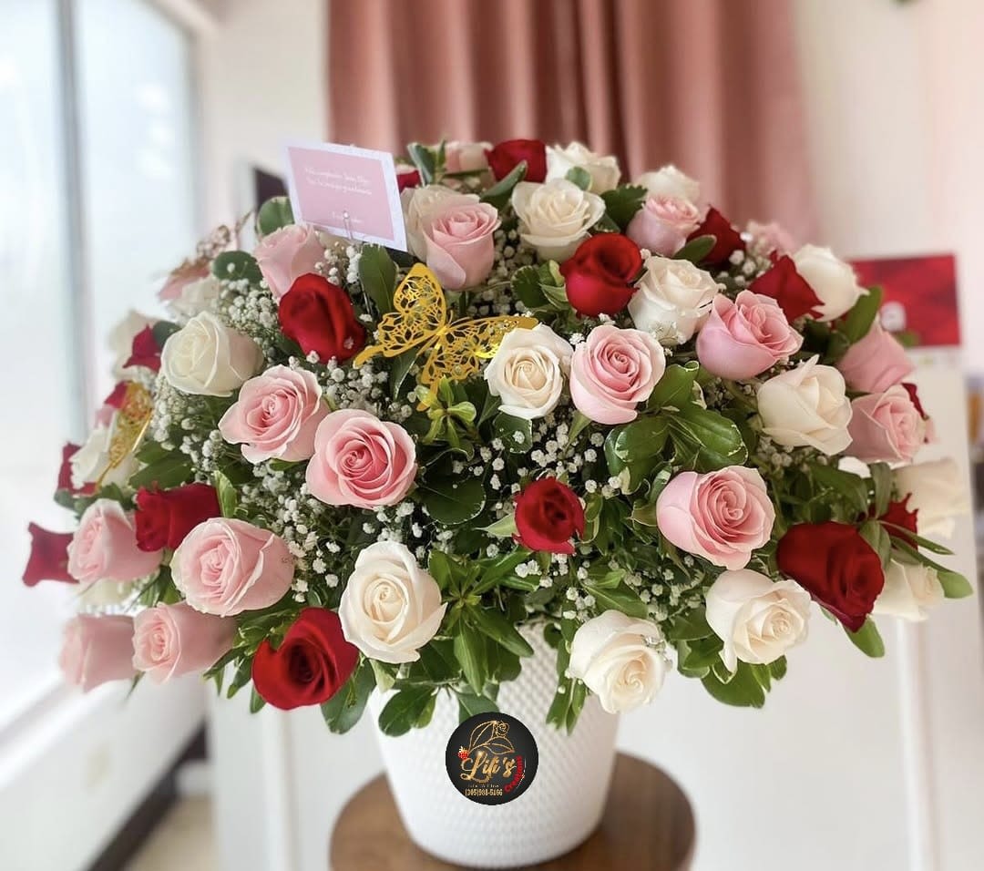 My little Petunia - Beautiful vase with roses with different colors and beautiful foliage with its ribbon, designed to surprise that loved one