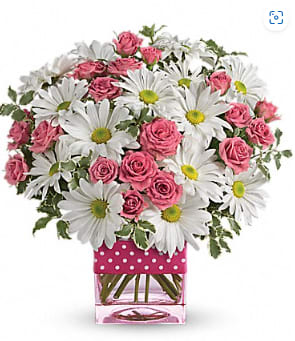BEAUTIFULL WHITE AND ROSES - This beautiful arrangement is made up of roses of the color you prefer and white daisies, with beautiful foliage that makes it look spectacular.