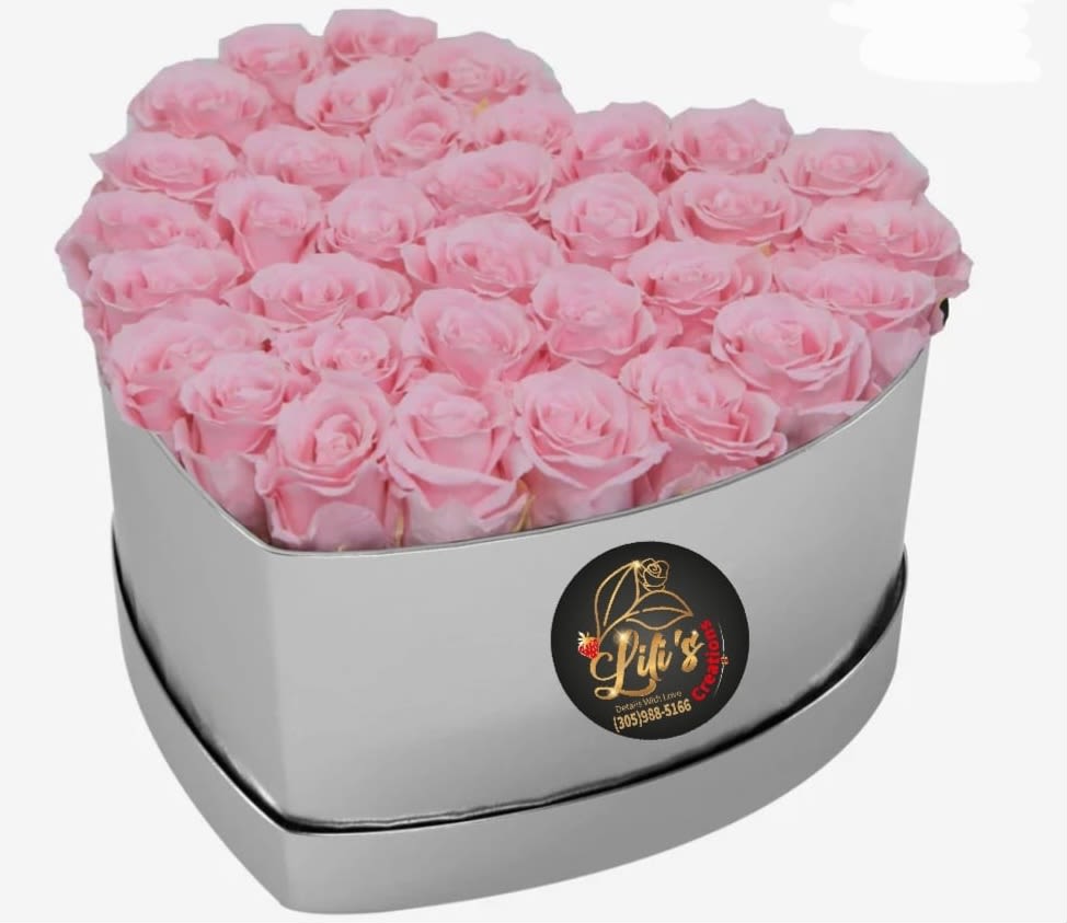 JULIA - Beautiful heart-shaped box with seasonal roses, for the occasion you choose. The boxes vary in color depending on availability (black, white, pink, red, and green).