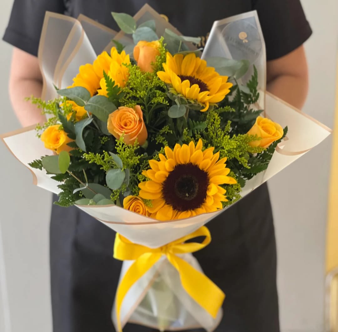 Mini buchon Yellow - Beautiful mini buchon of sunflower, yellow roses and bright foliage.