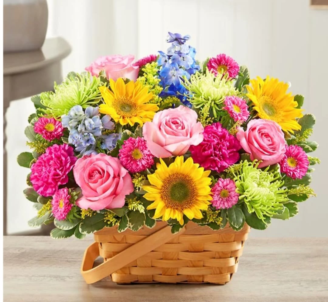 PICHI BOUQUET - A beautiful arrangement featuring a composition of daisies, roses, and carnations in the vibrant colors that characterize this season, perfect for any event or to brighten your loved one's day.