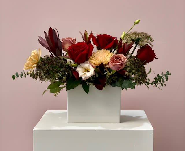 Tuscany - A sophisticated mix of mauve, sand, red, and burgundy tones, reflecting the rich beauty of Tuscany. This versatile arrangement brings warmth, elegance, and style to any occasion.