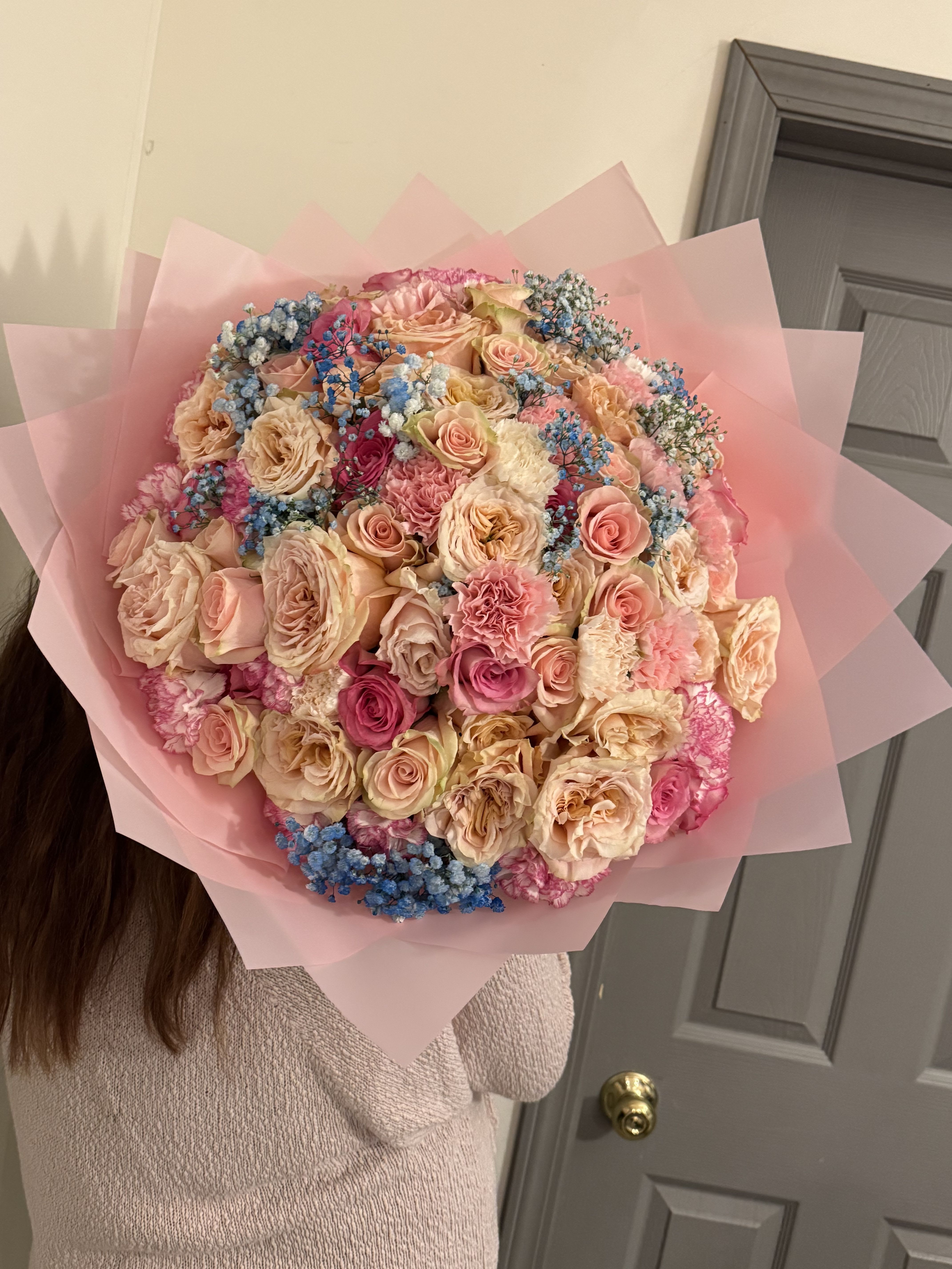 Elegant Large Pink and White Flower Bouquet - elegance of our Large Pink and White Flower Bouquet, meticulously handcrafted to perfection. This stunning arrangement features a vibrant mix of roses, daisies, and other delicate blooms, all beautifully wrapped in a stylish geometric design. Perfect for weddings, anniversaries, birthdays, or simply to brighten someone's day, this bouquet is a true testament to beauty and sophistication. Order now and bring a touch of nature's finest artistry into your home or gift it to someone special. 100 STEAMS of different flowers.