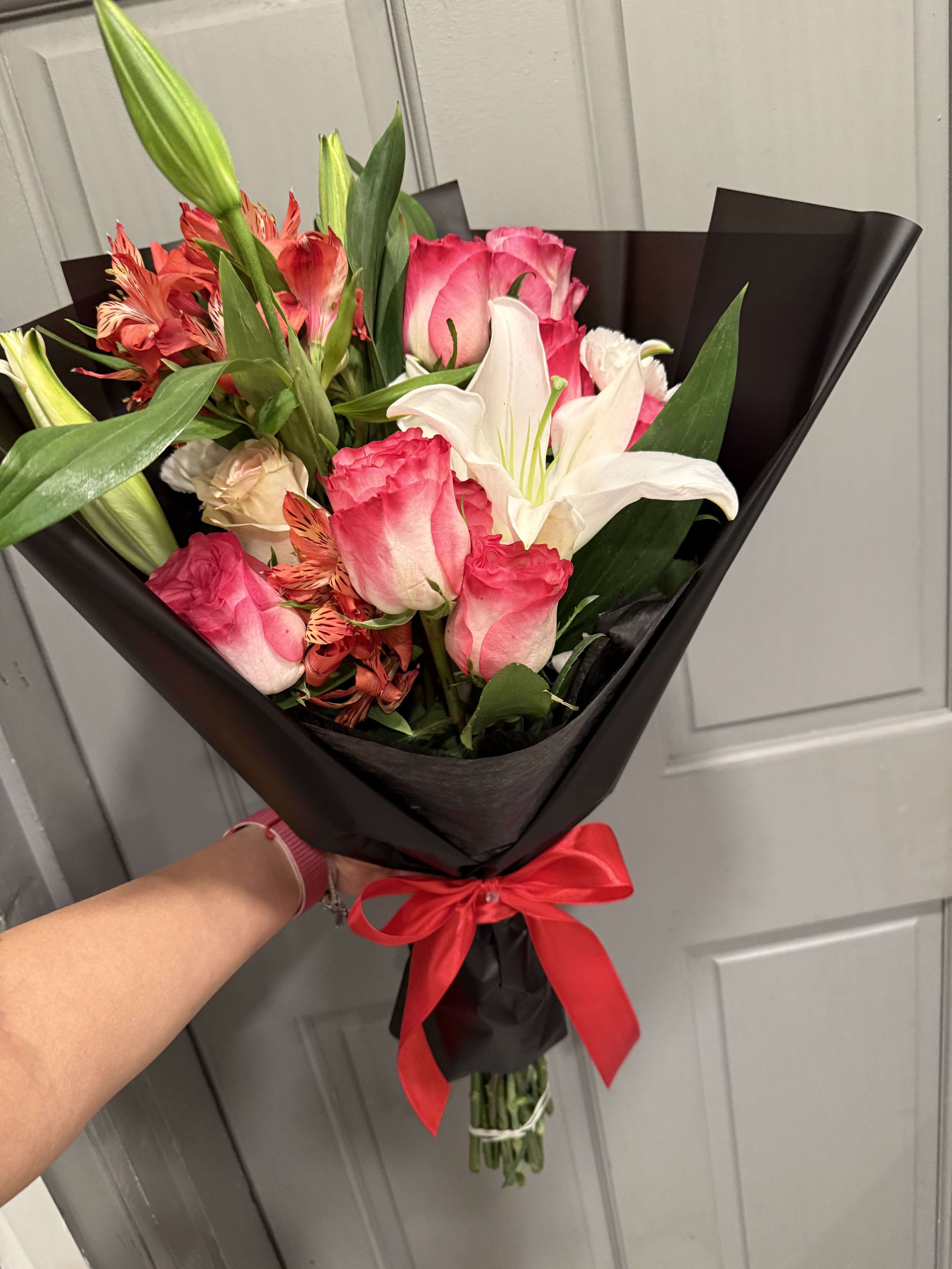 Simplemente Special Flowers bouquet.   - Mix flowers Bouquet, different tones of pinks roses depending our stock, ideal for any moment or just because.   