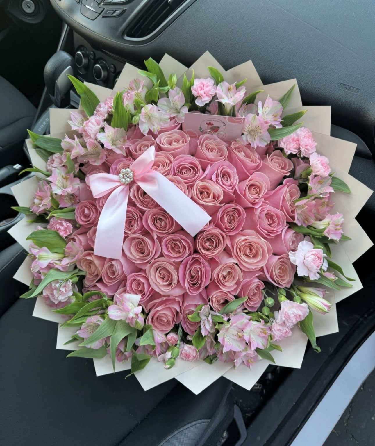 She is an icon - all pink roses with a beautiful rim os astromedias and a beautiful wrap. 