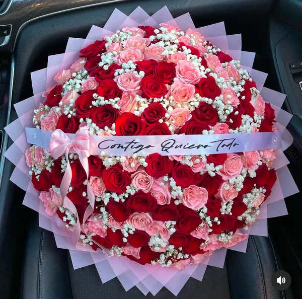 Contigo Quiero Todo Ramo Buchon - 100 Long stem roses with beautiful wrapping 