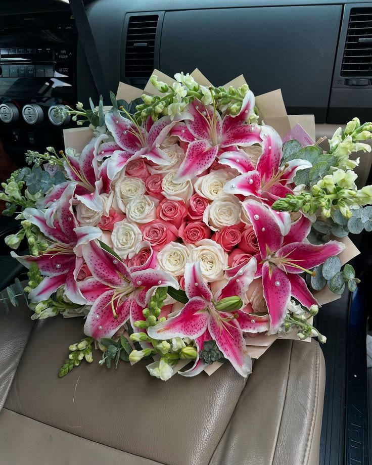 Mrs Popular bouquet - This is a super trendy bouquet and beautiful perfect for anyone that loves lily and roses we recommend to order this bouquet in advance for the lily have fully bloom 