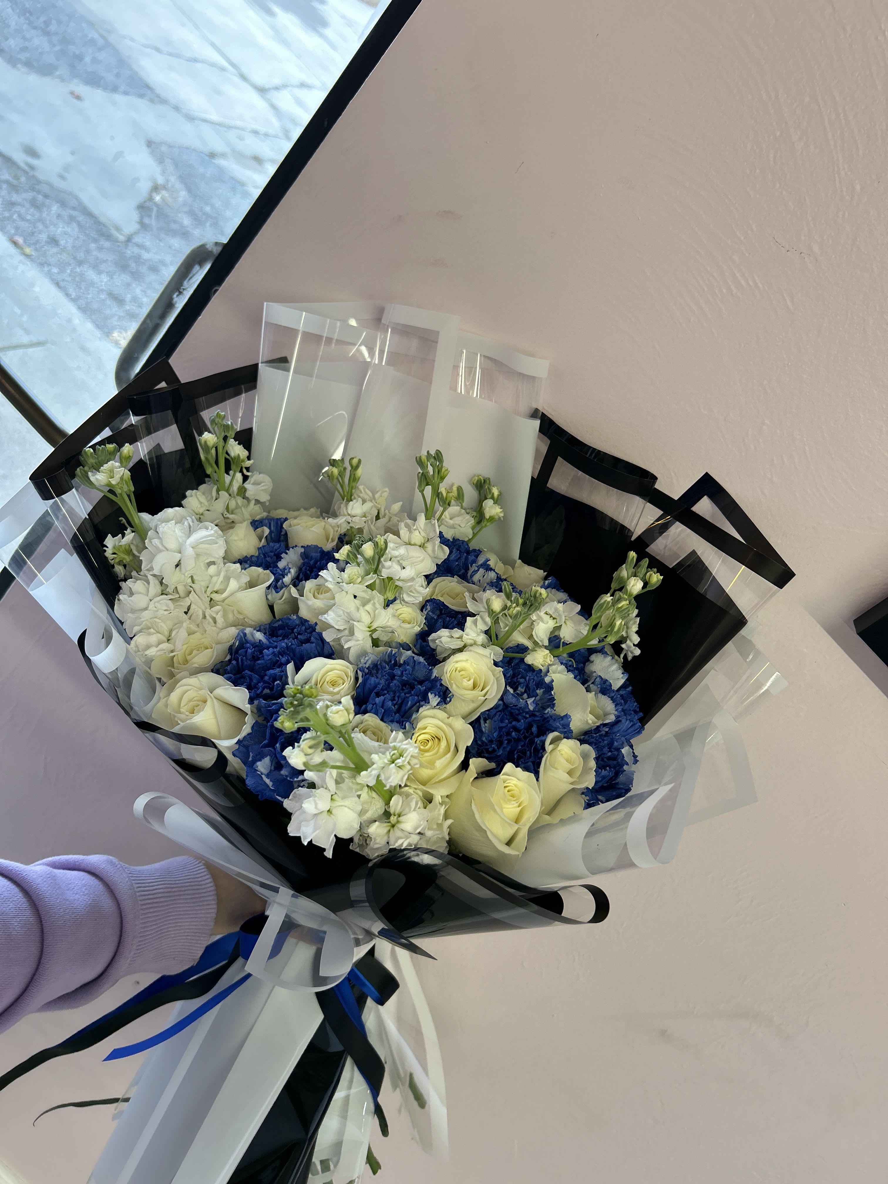 El Rey (bouquet) - Bouquet designed in white and blue shades perfect to surprise your loved one 