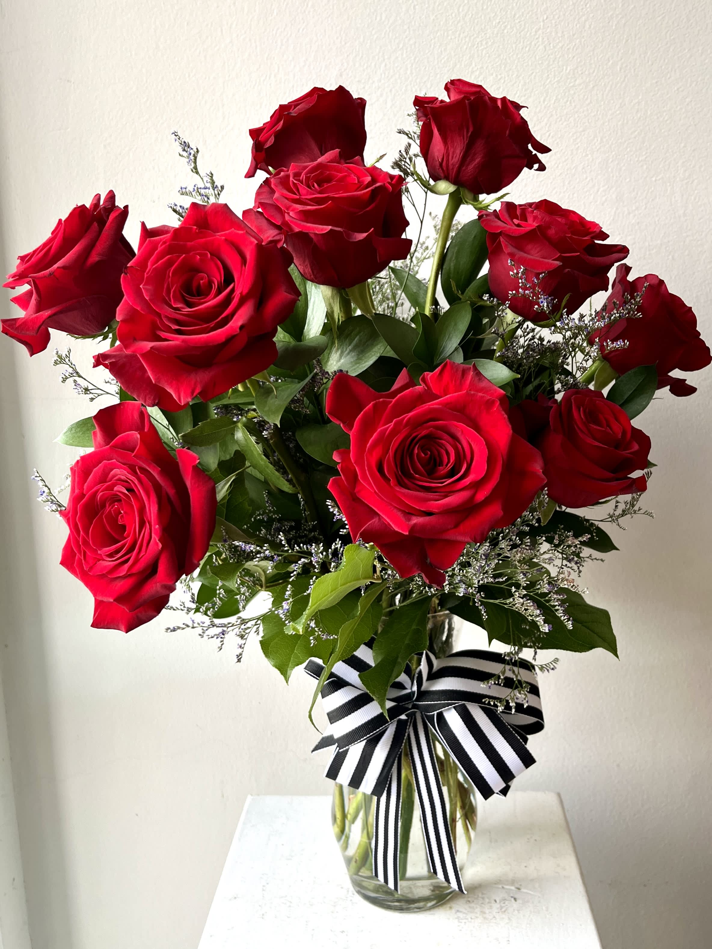 Red Roses.Classic Dozen - Your classic long stem red rose 360 bouquet 