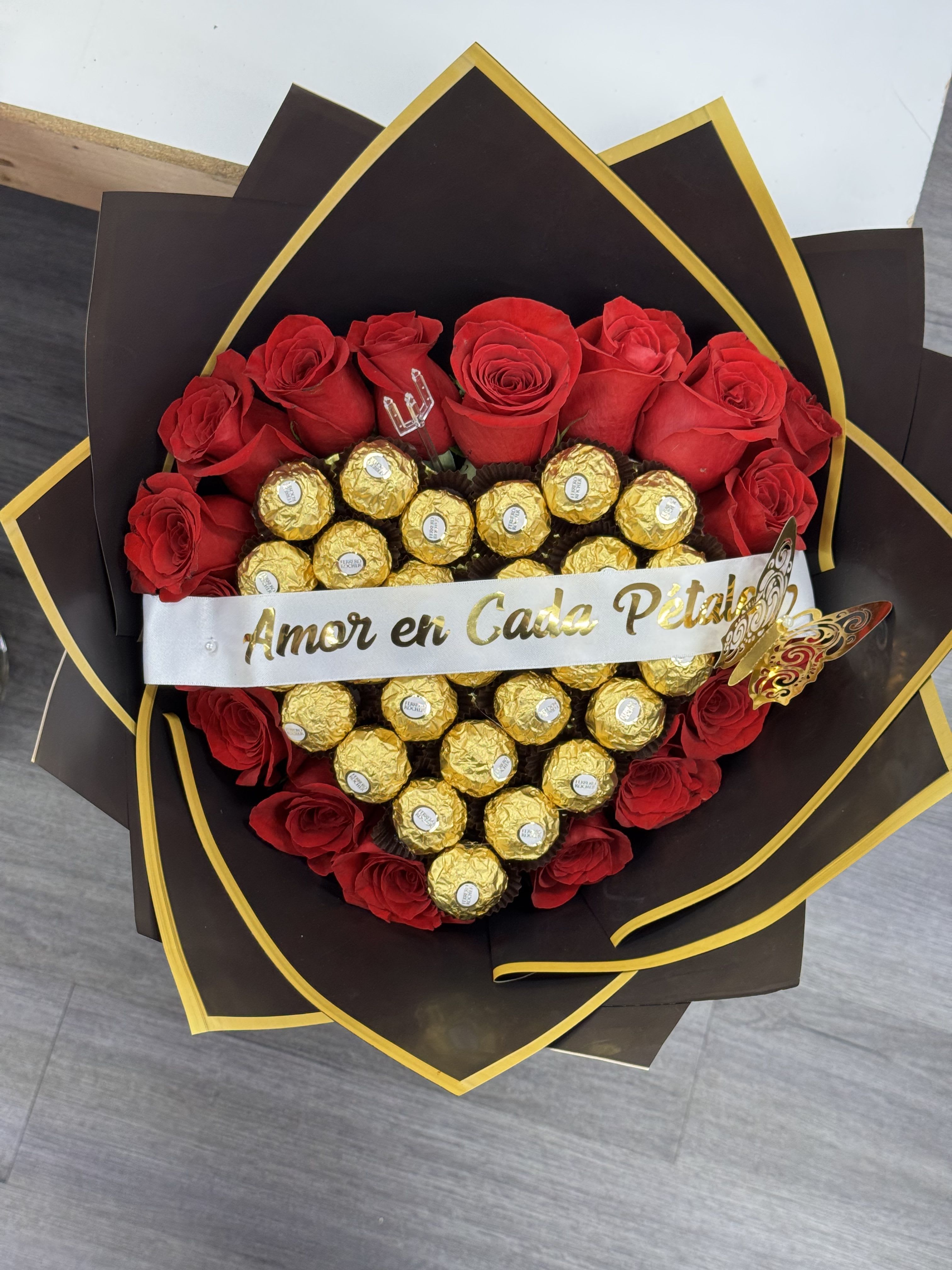 Amor - Large bouquet, 17 Roses, Custom Ribbon, 1 butterfly